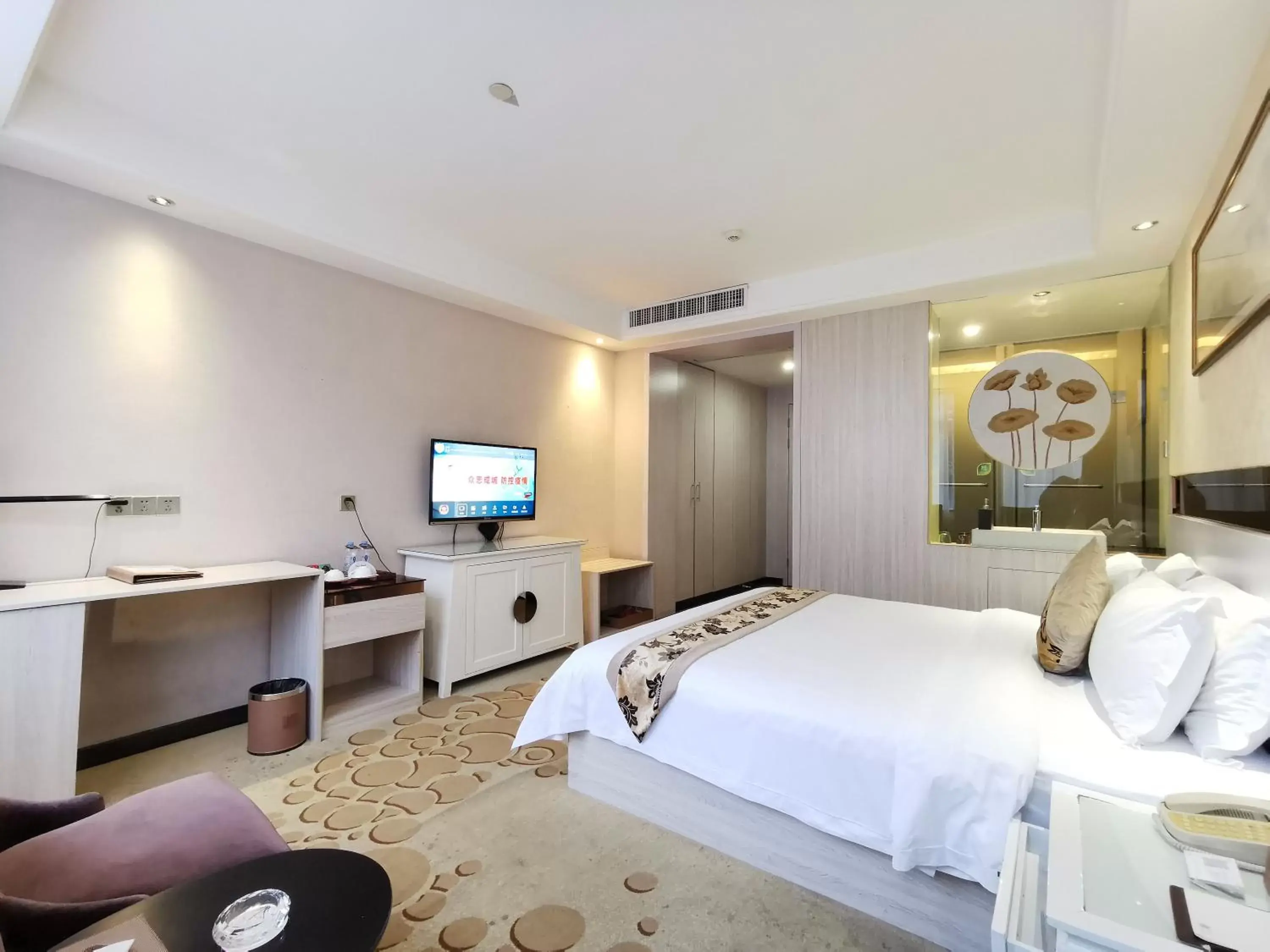 Deluxe King Suite in Paco Hotel Tianhe Coach Terminal Metro Satation Guangzhou-Free Shuttle Bus for Canton Fair Deluxe King Suite in Paco Hotel Tianhe Coach Terminal Metro Satation Guangzhou-Free Shuttle Bus for Canton Fair