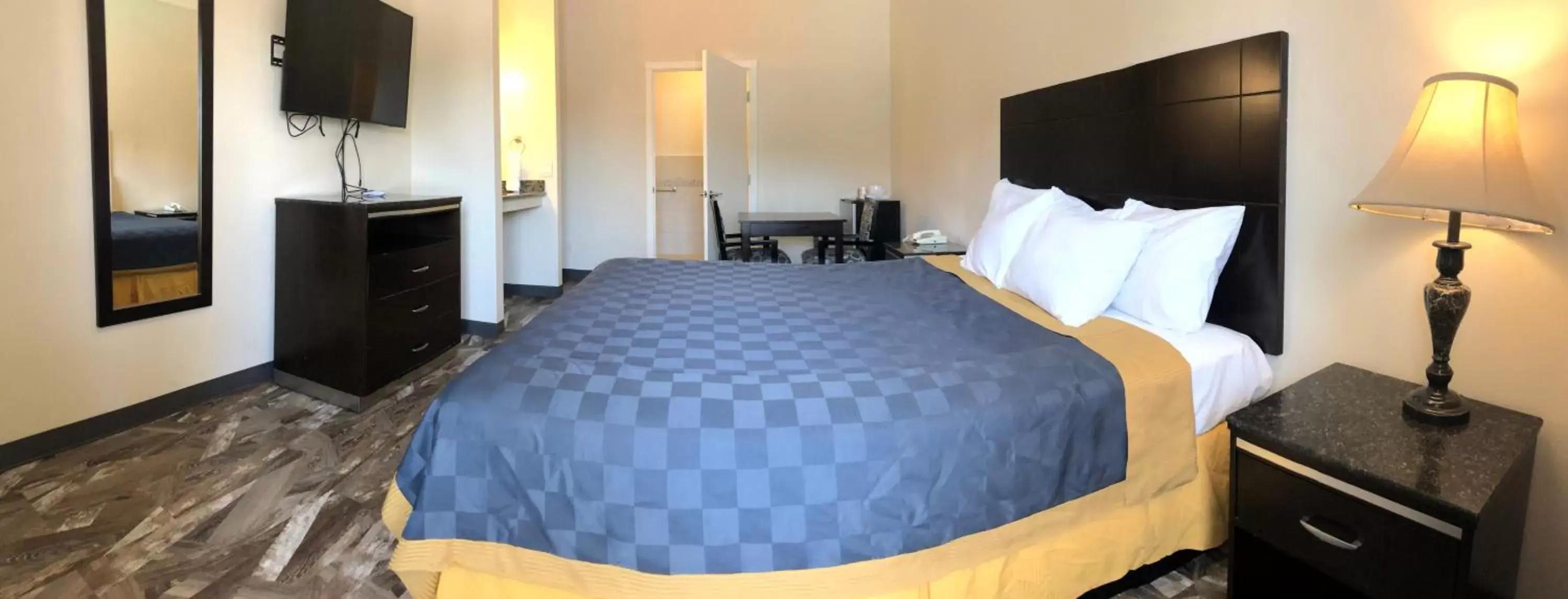 Deluxe King Room in Castaic Inn Six Flags Valencia Deluxe King Room in Castaic Inn Six Flags Valencia