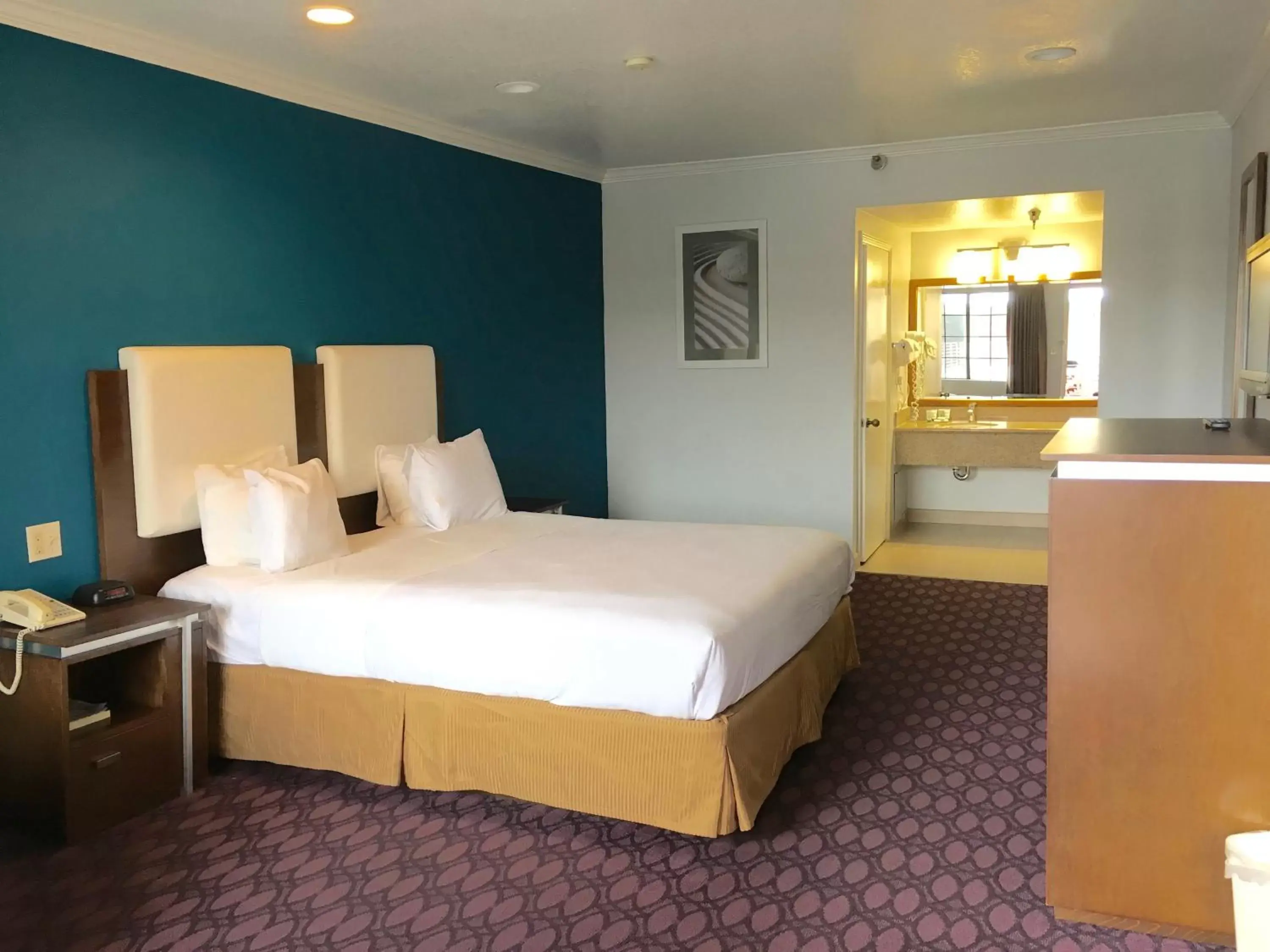 Queen Room with Two Queen Beds - Non-Smoking in Hotel Pacific, Manhattan Beach Queen Room with Two Queen Beds - Non-Smoking in Hotel Pacific, Manhattan Beach