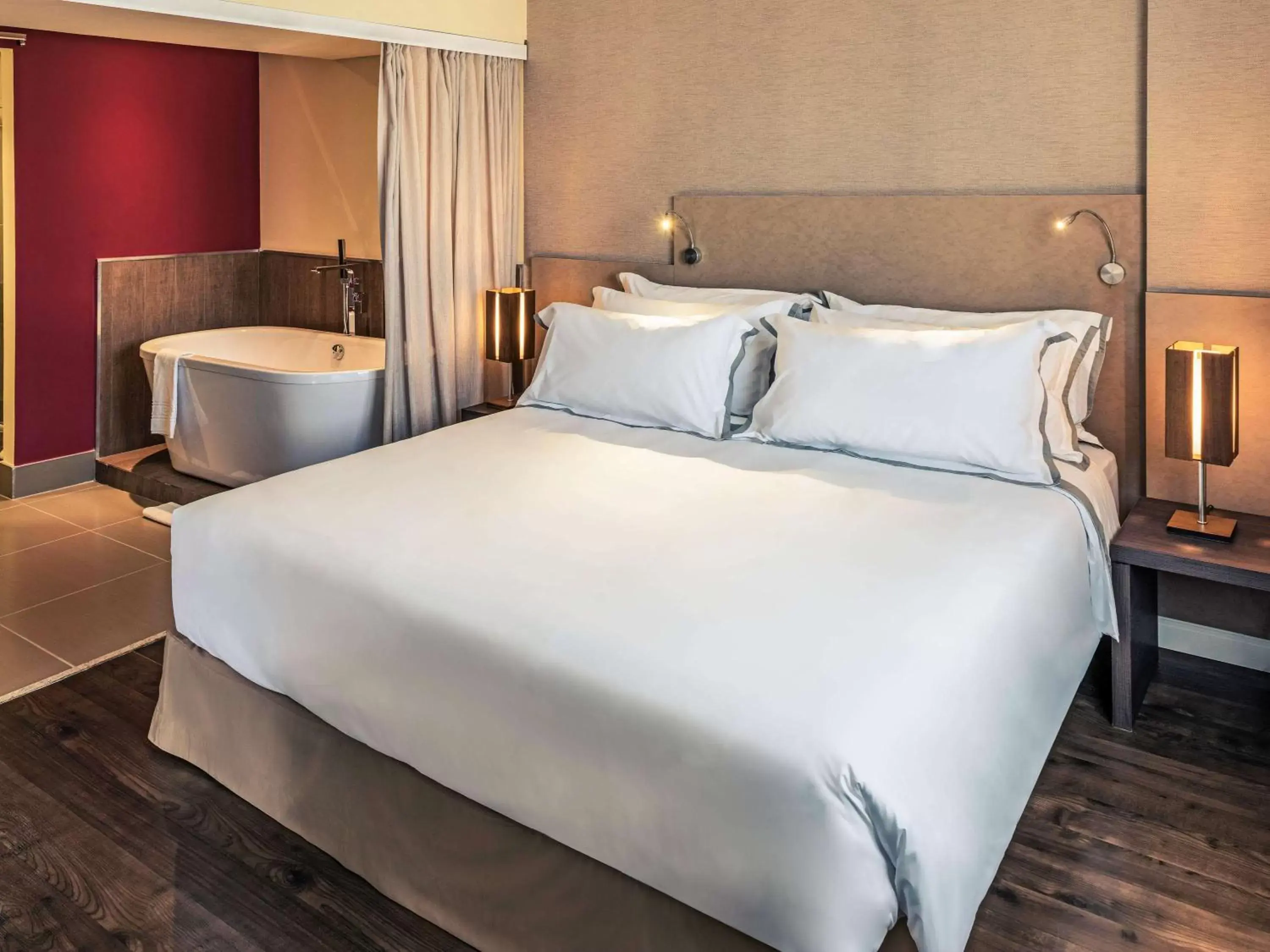 Superior King Room with Balcony - single occupancy in Mercure Ribeirao Preto Superior King Room with Balcony - single occupancy in Mercure Ribeirao Preto
