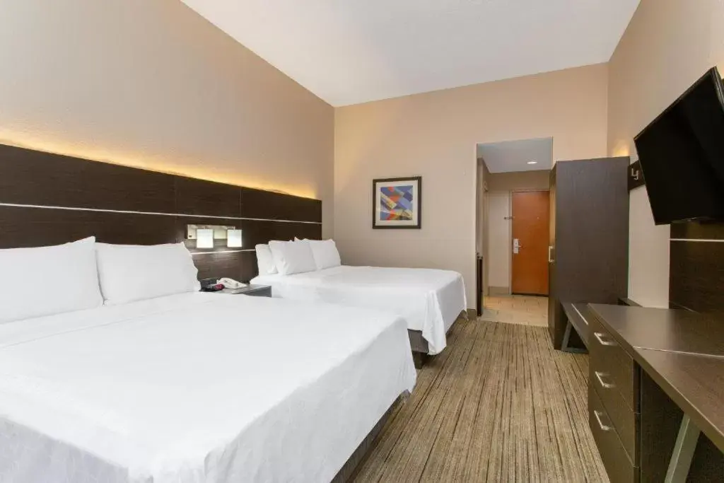 Suite with Two Queen Beds in Holiday Inn Express Silver Springs - Ocala by IHG Suite with Two Queen Beds in Holiday Inn Express Silver Springs - Ocala by IHG
