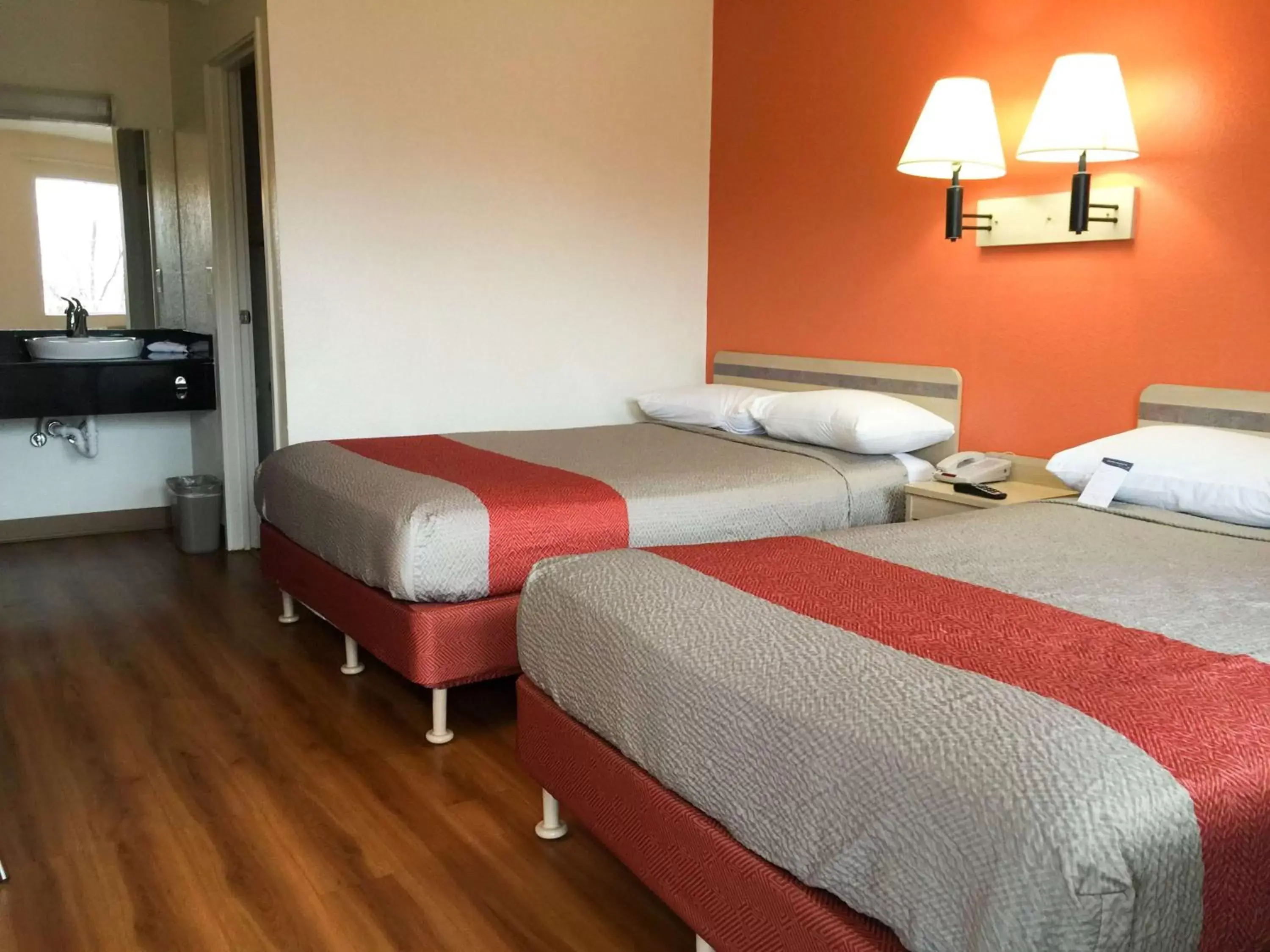 Quadruple Room in Motel 6-Roseville, MN - Minneapolis North Quadruple Room in Motel 6-Roseville, MN - Minneapolis North