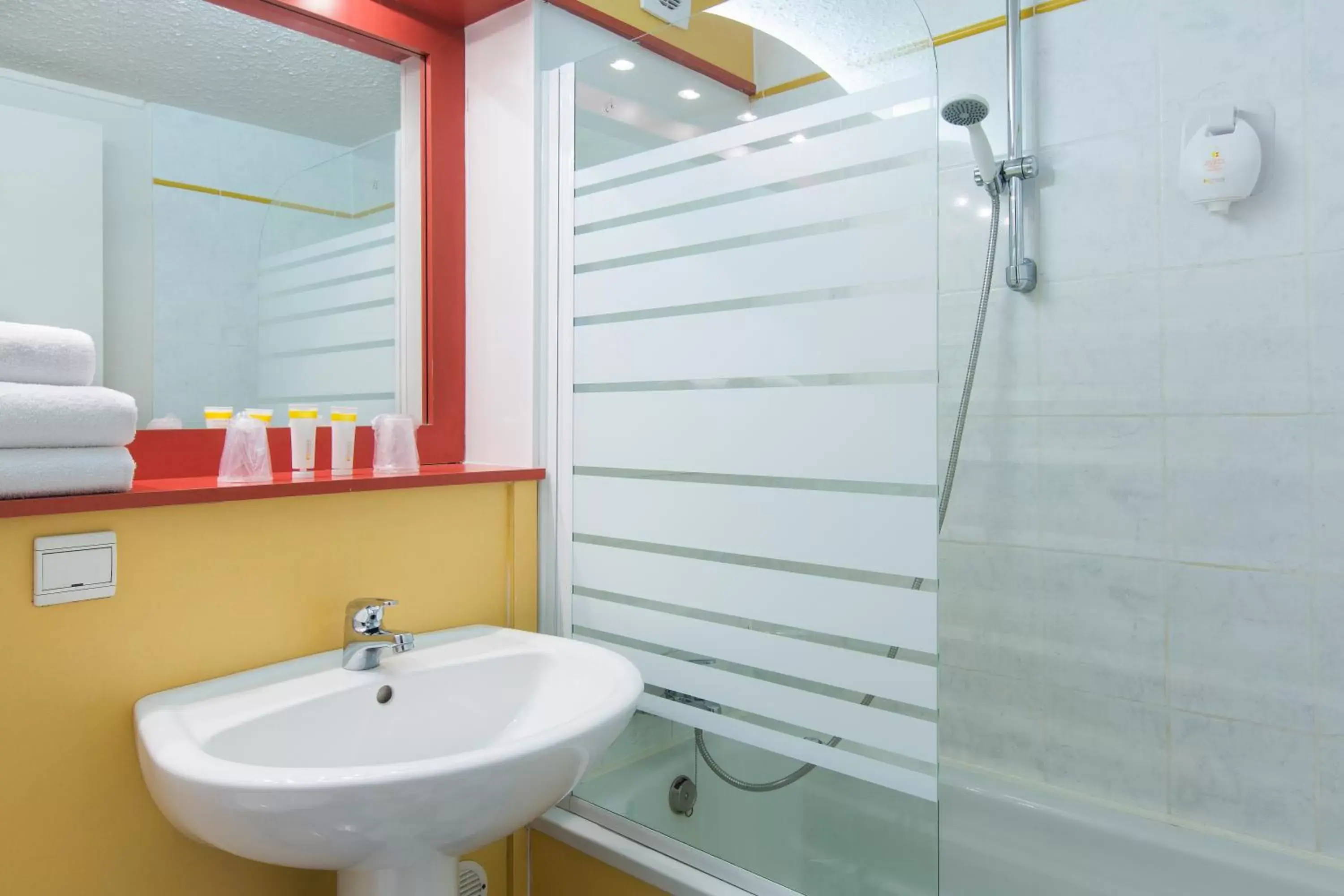 Standard Twin Room - Non-Smoking in Comfort Hotel Montlucon Standard Twin Room - Non-Smoking in Comfort Hotel Montlucon