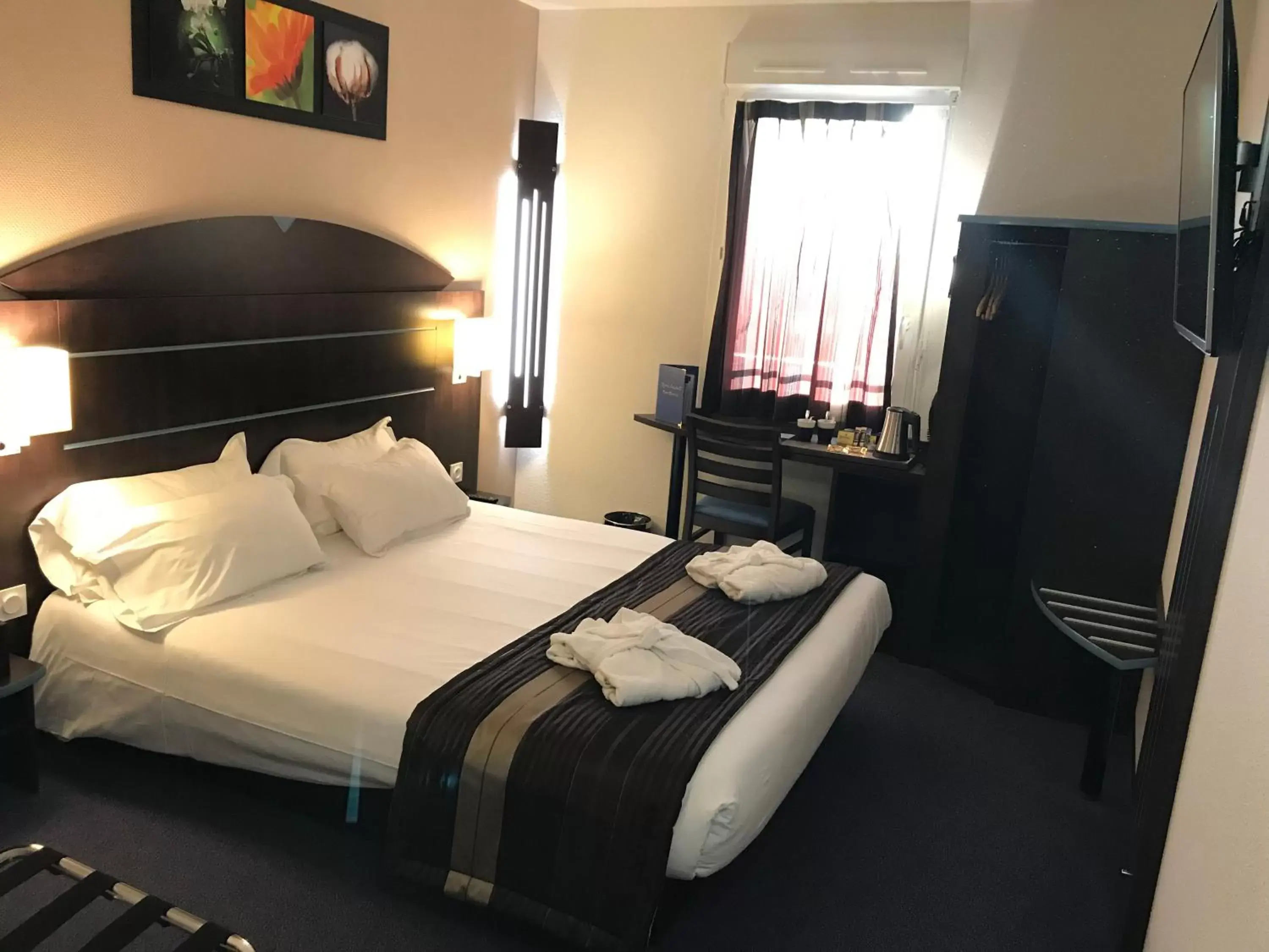 1 Double Bed - Superior Room in Kyriad Dol-de-Bretagne 1 Double Bed - Superior Room in Kyriad Dol-de-Bretagne