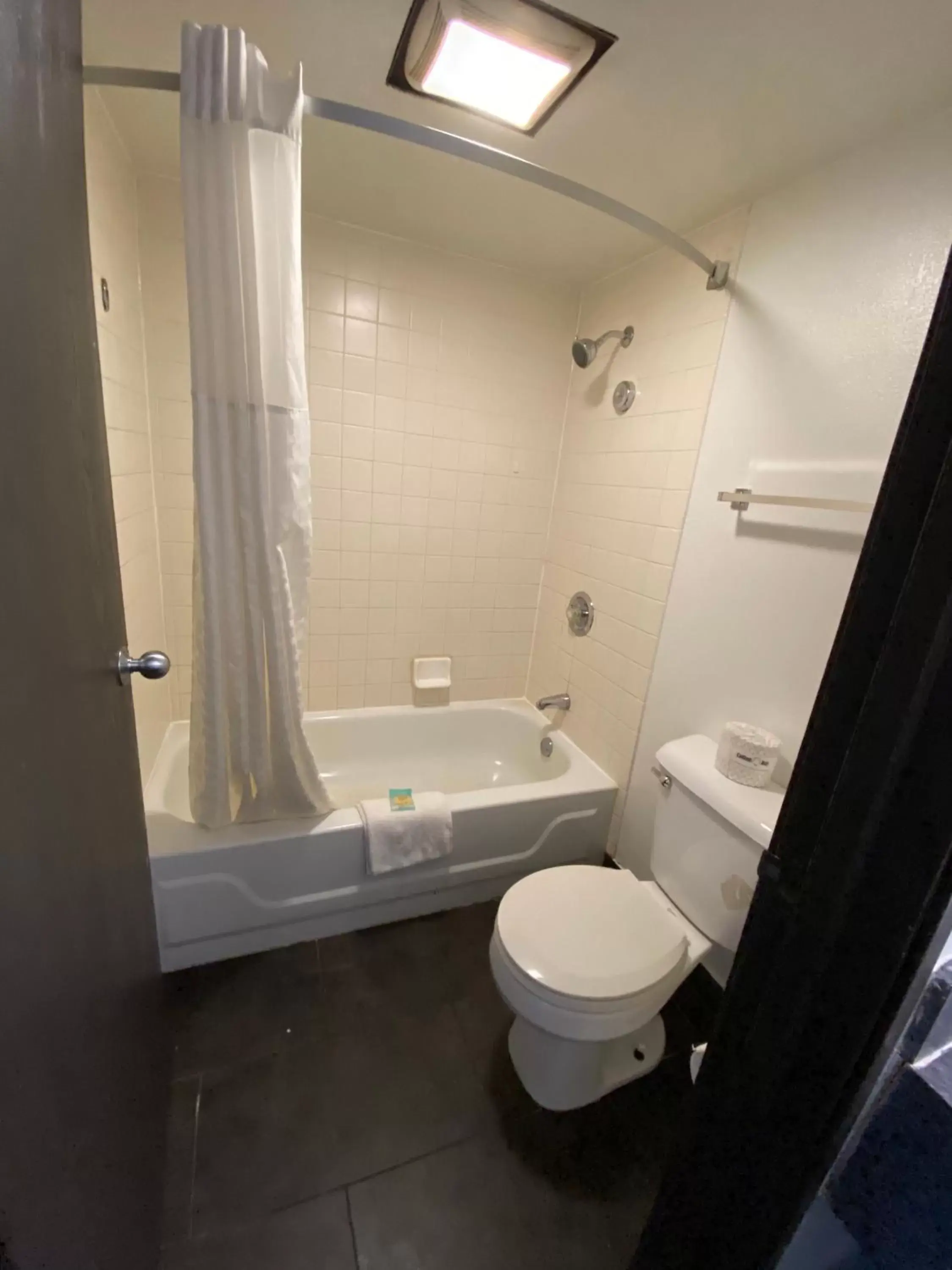 King Suite with Spa Bath - Non-Smoking in Skylight Inn Willoughby - Cleveland Mentor King Suite with Spa Bath - Non-Smoking in Skylight Inn Willoughby - Cleveland Mentor