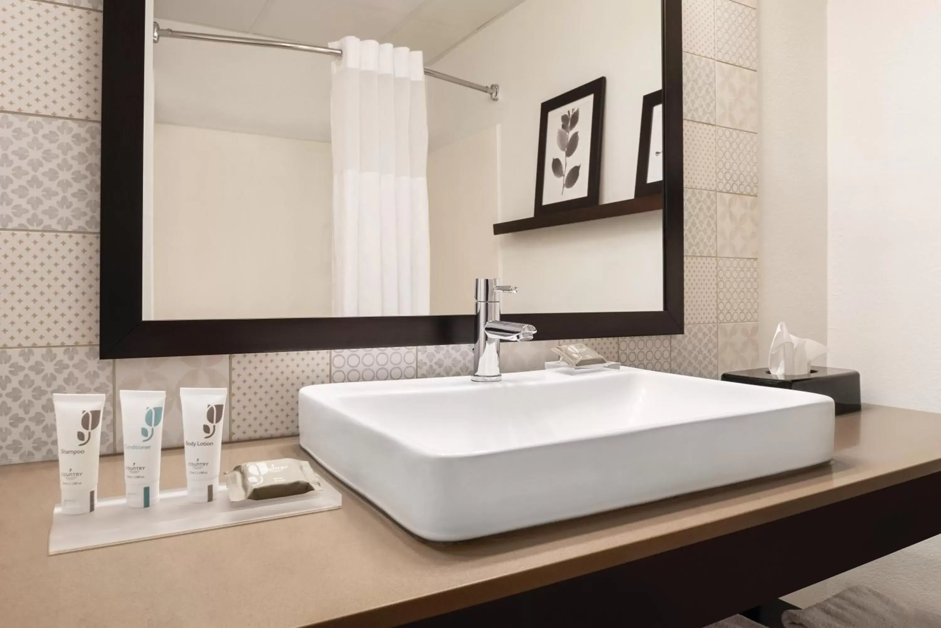 King Room - Non-Smoking in Country Inn & Suites by Radisson, Marinette, WI King Room - Non-Smoking in Country Inn & Suites by Radisson, Marinette, WI