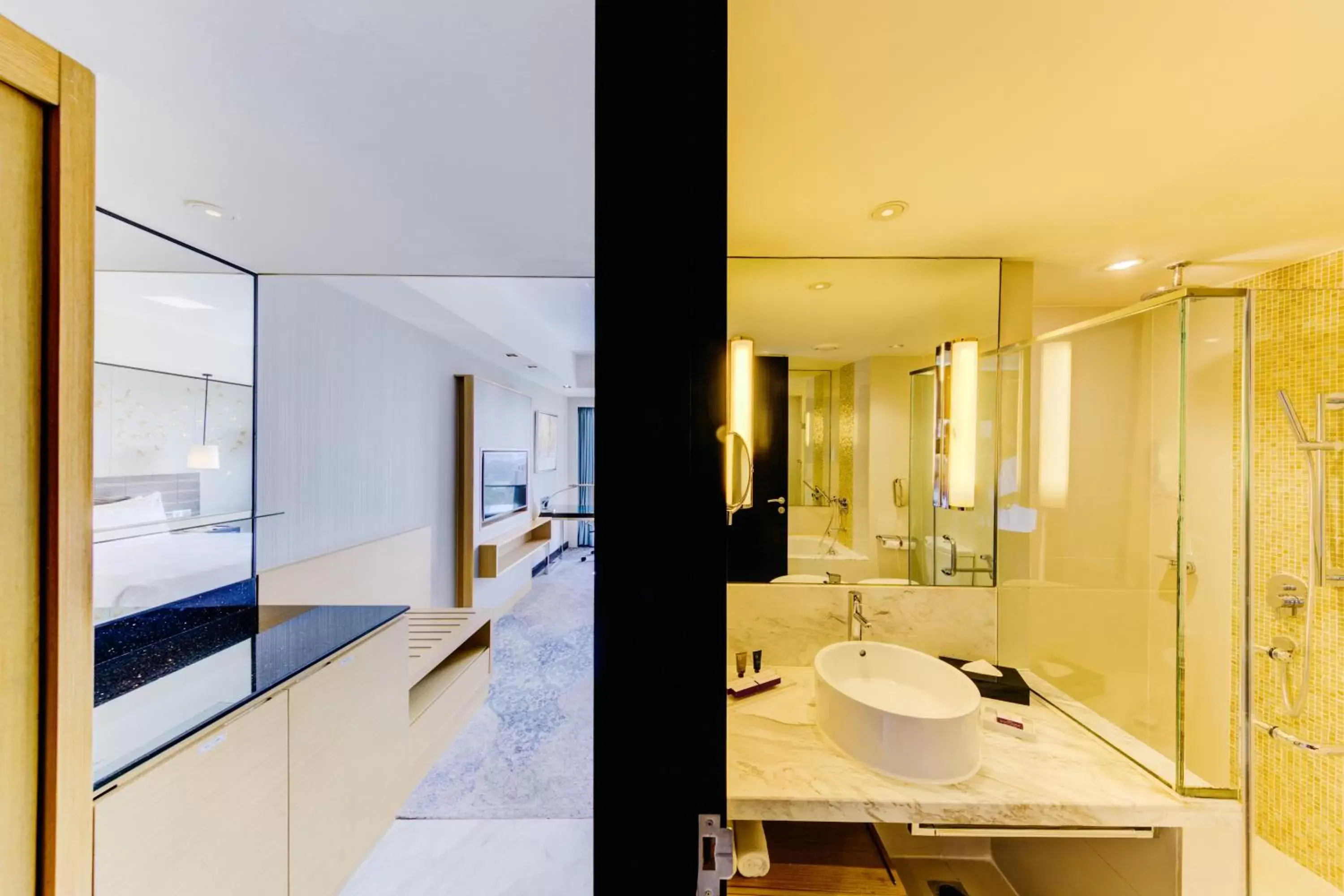 Executive King Room with Lounge access in Cinnamon Grand Colombo Executive King Room with Lounge access in Cinnamon Grand Colombo