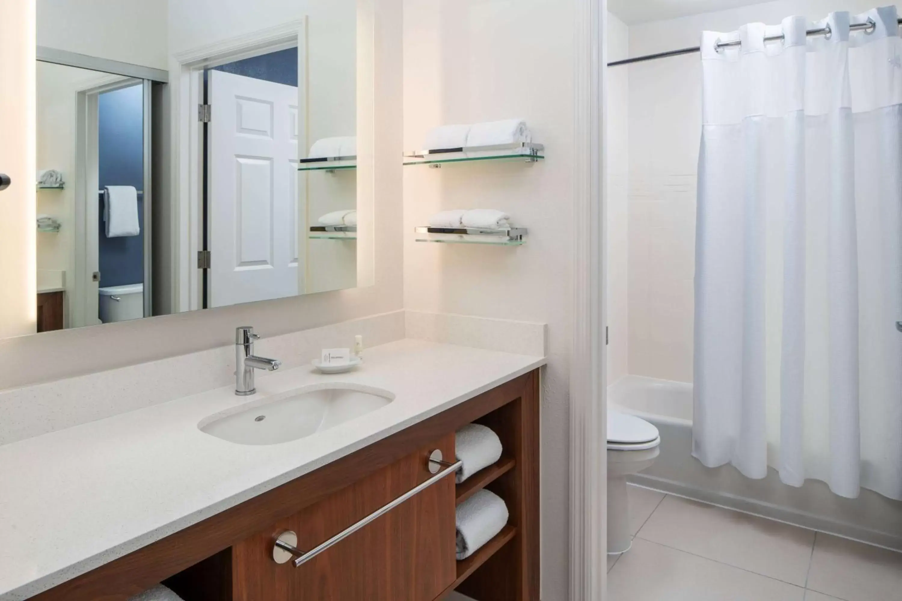 One-Bedroom Suite Queen with Tub - Mobility Accessible in Sonesta ES Suites New Orleans Convention Center One-Bedroom Suite Queen with Tub - Mobility Accessible in Sonesta ES Suites New Orleans Convention Center