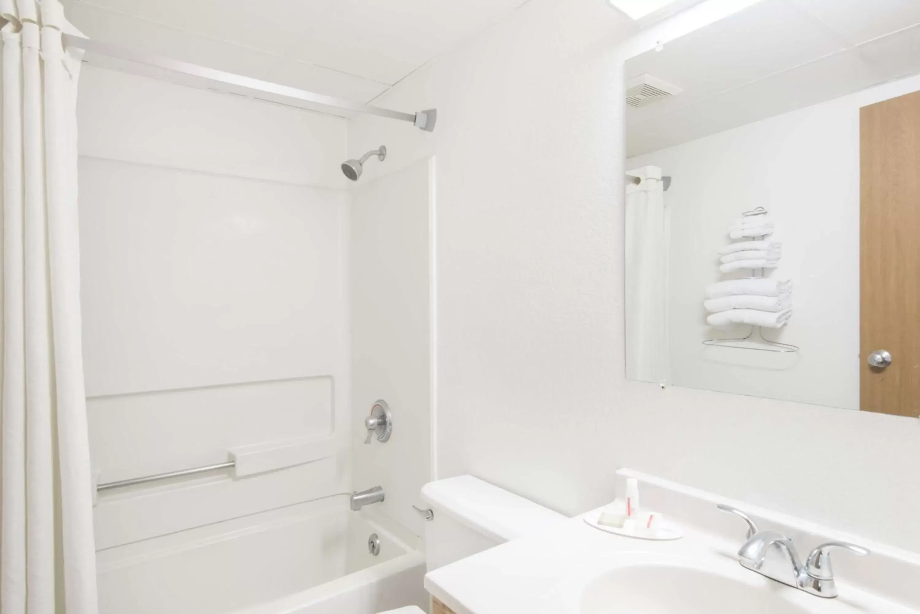 King Room - Non-Smoking in Super 8 by Wyndham Groton King Room - Non-Smoking in Super 8 by Wyndham Groton