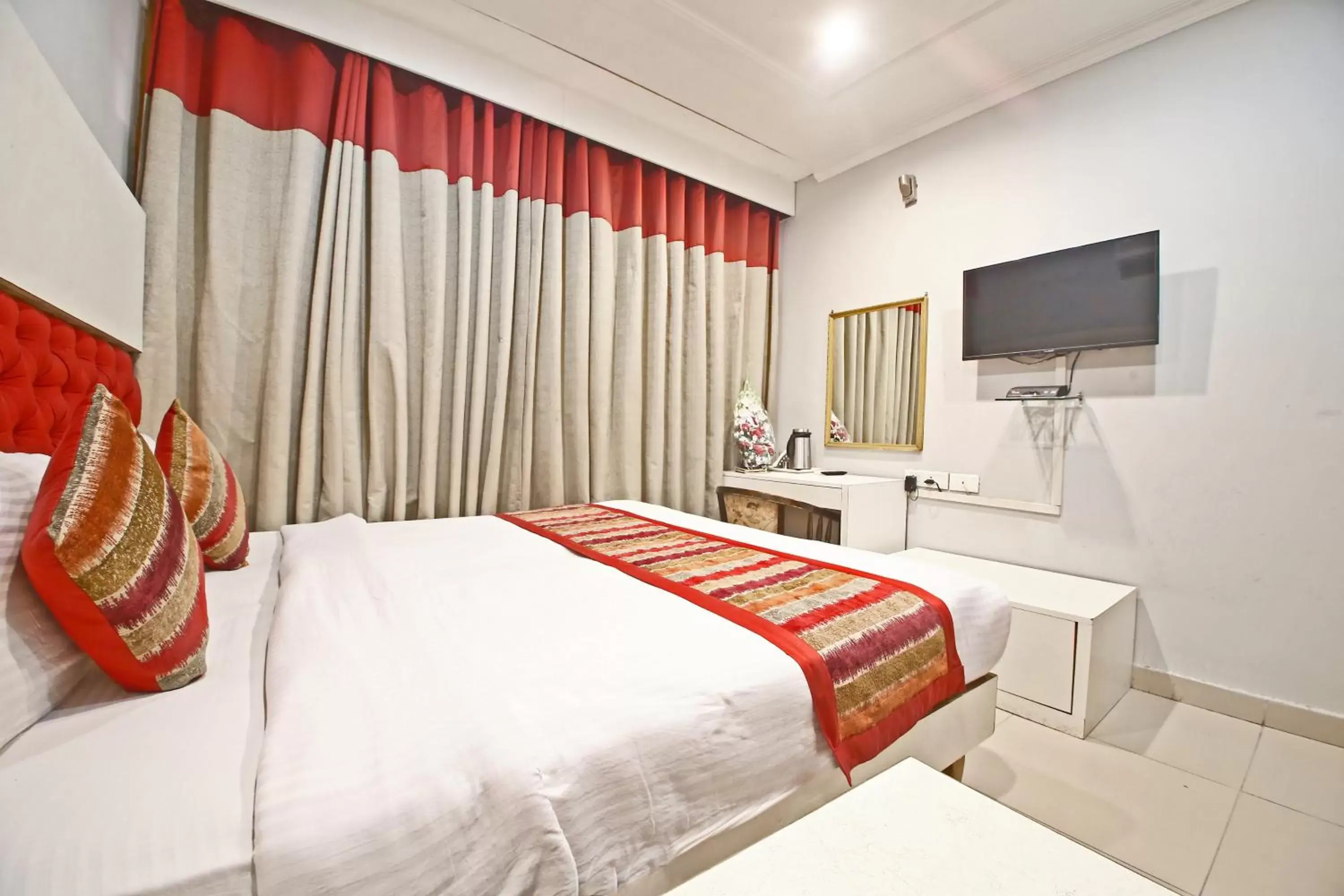 Deluxe Double Room - single occupancy in Hotel Diamond Plaza Deluxe Double Room - single occupancy in Hotel Diamond Plaza