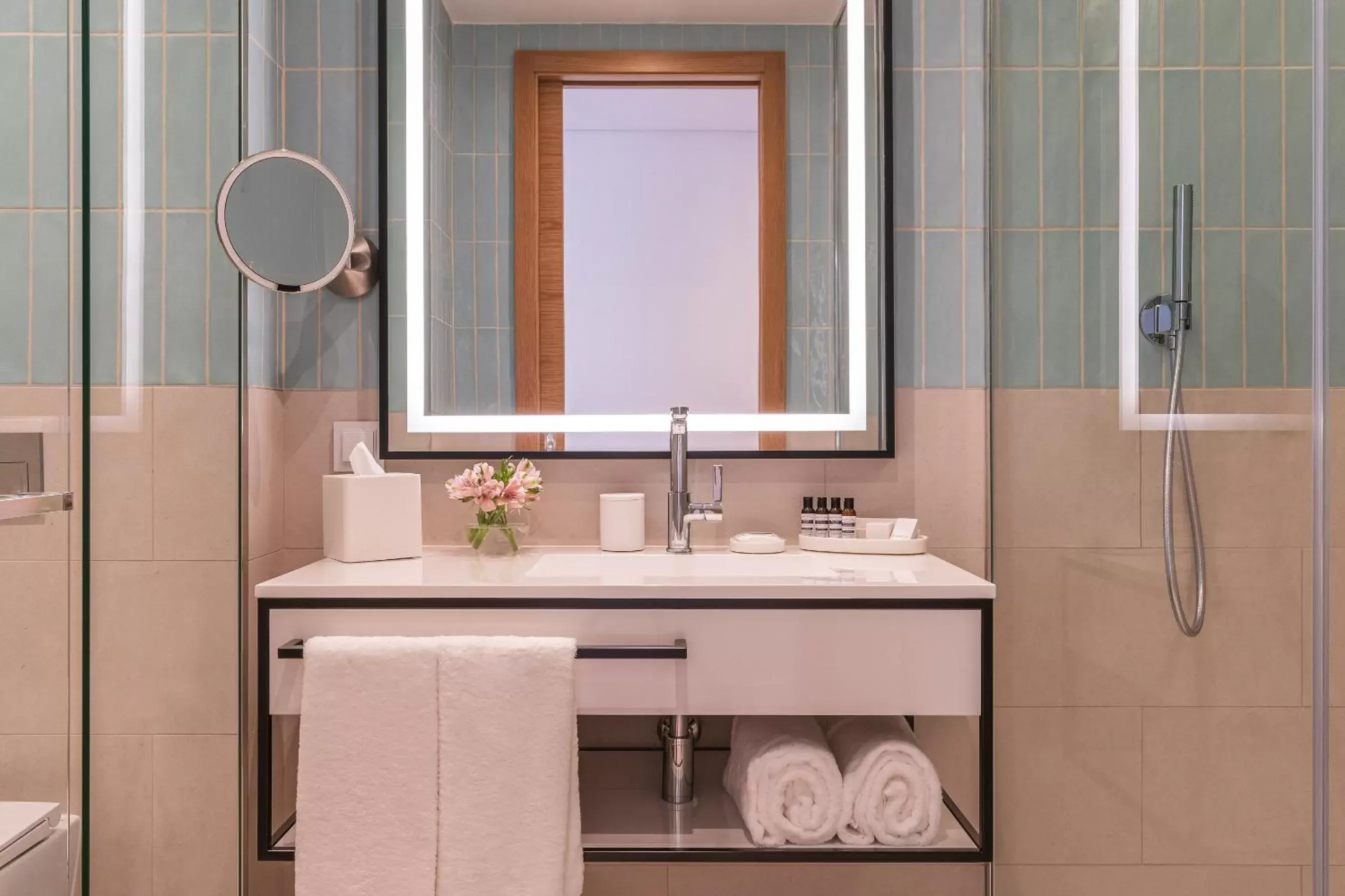 Three-Bedroom Apartment with River View in Hyatt Regency Lisbon Three-Bedroom Apartment with River View in Hyatt Regency Lisbon