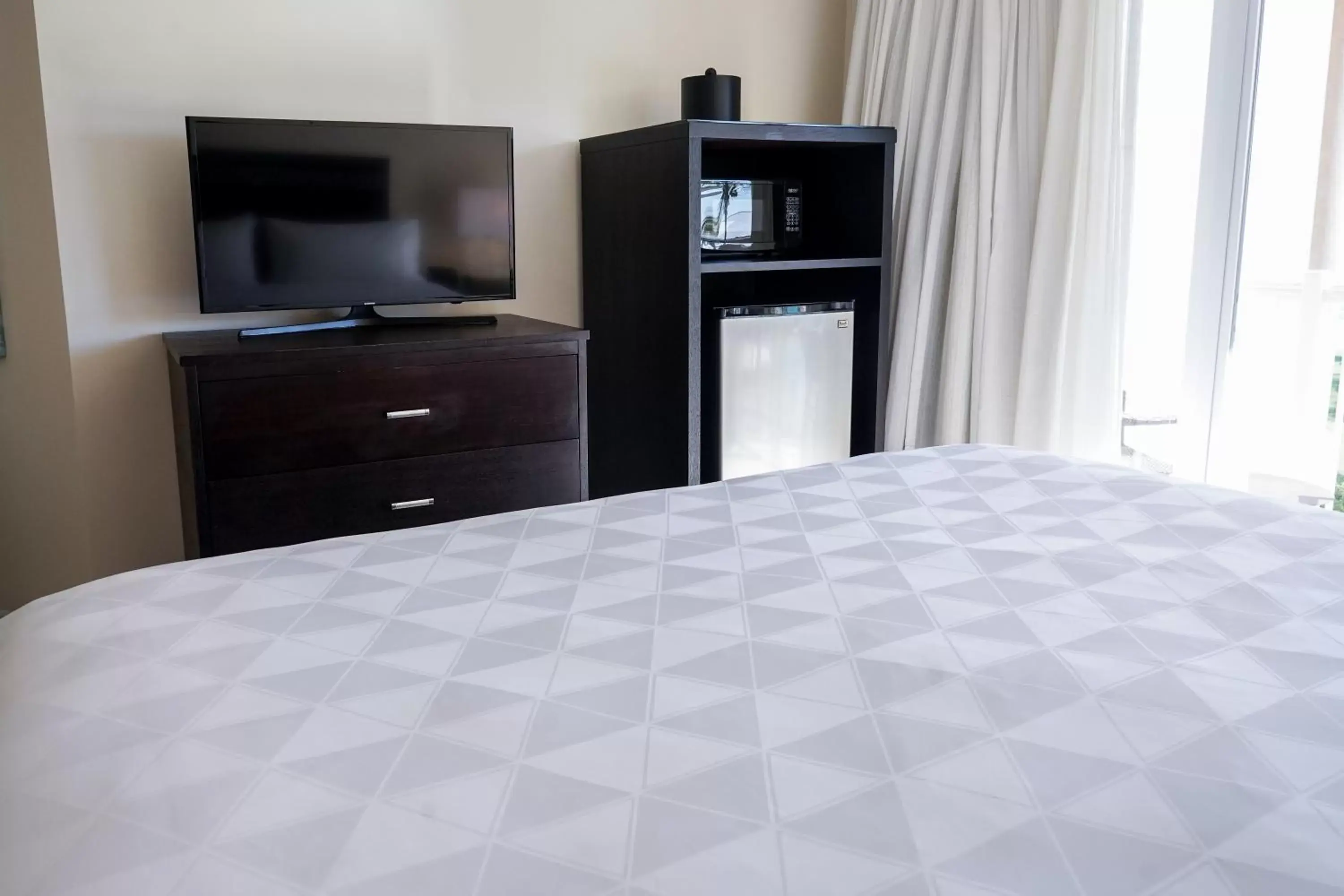 Queen Room with Two Queen Beds - Pool Side in Holiday Inn Resort Grand Cayman by IHG Queen Room with Two Queen Beds - Pool Side in Holiday Inn Resort Grand Cayman by IHG