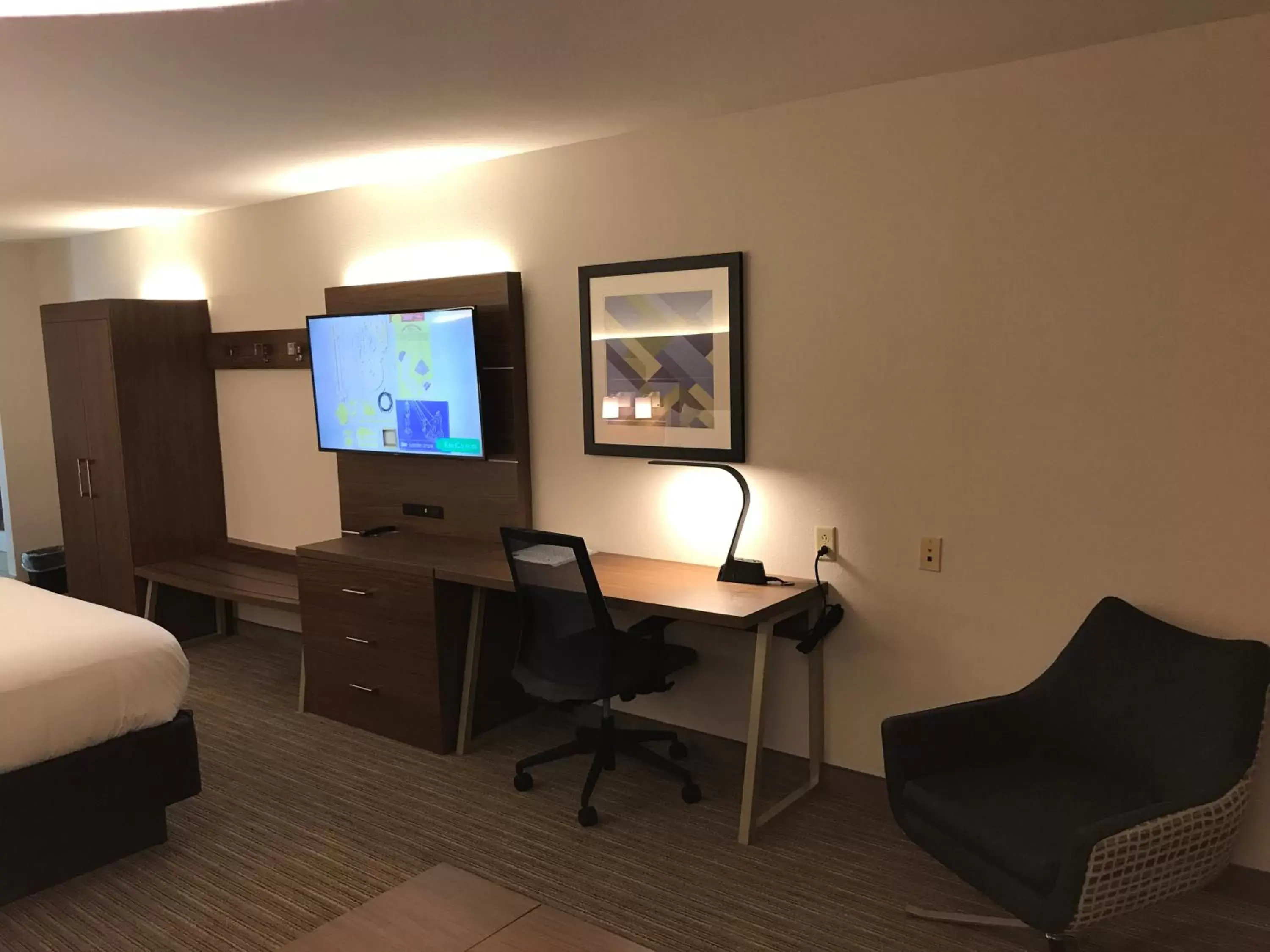 King Room - Disability Access in Holiday Inn Express & Suites. by IHG King Room - Disability Access in Holiday Inn Express & Suites. by IHG