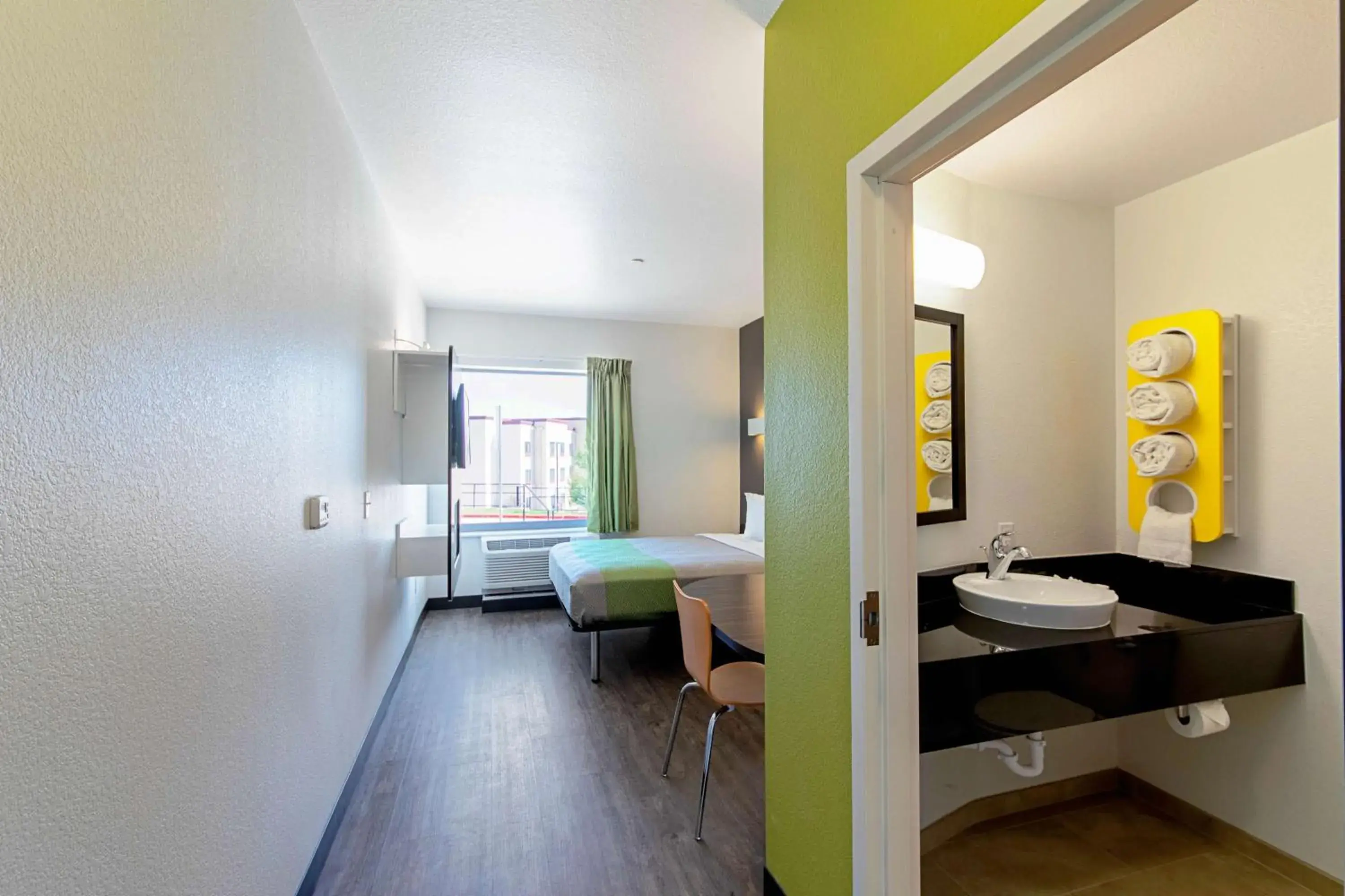 Queen Room - Non-Smoking in Motel 6 Austin Airport Queen Room - Non-Smoking in Motel 6 Austin Airport