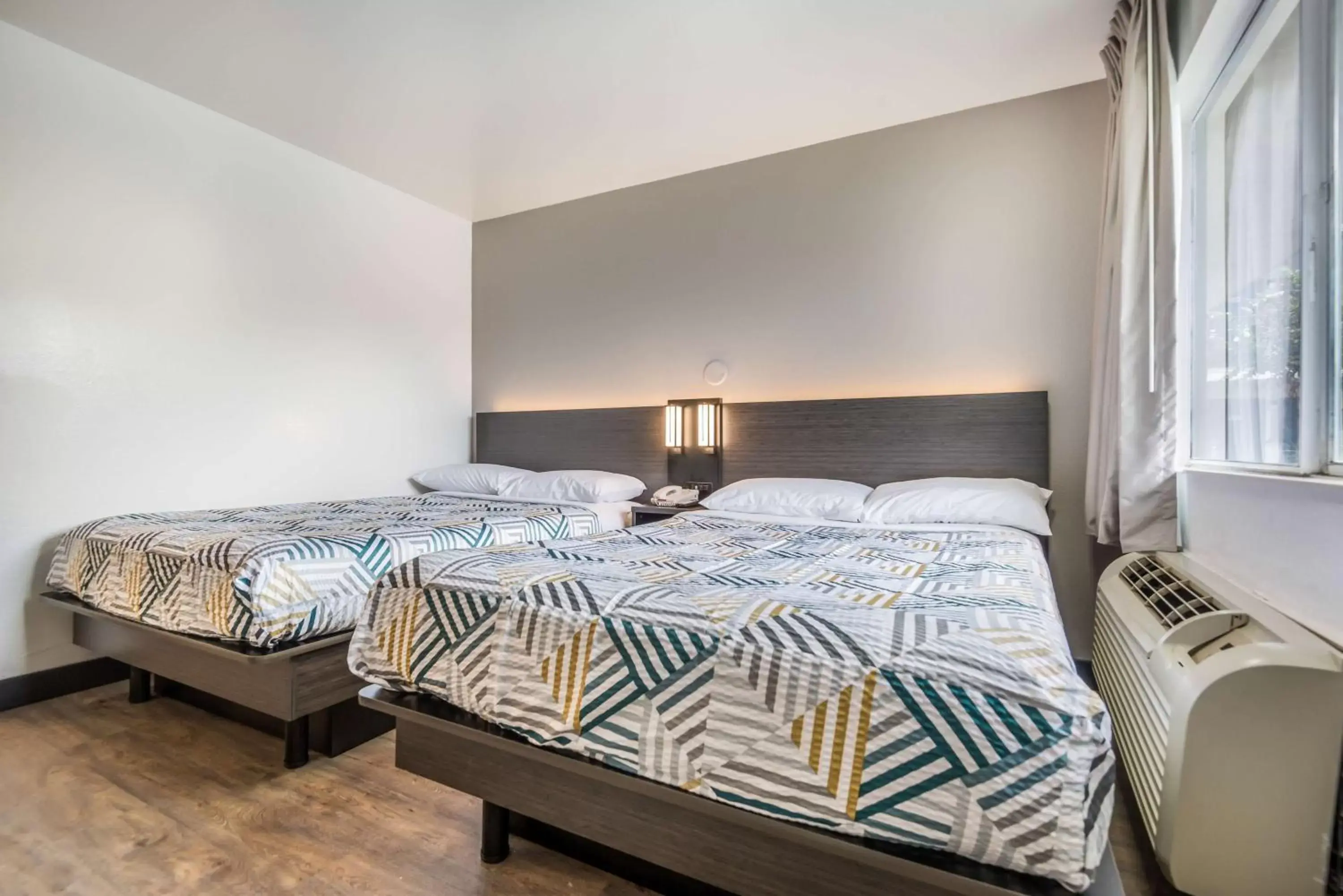 Deluxe Quadruple Room - Smoking in Motel 6-College Station, TX - Bryan Deluxe Quadruple Room - Smoking in Motel 6-College Station, TX - Bryan