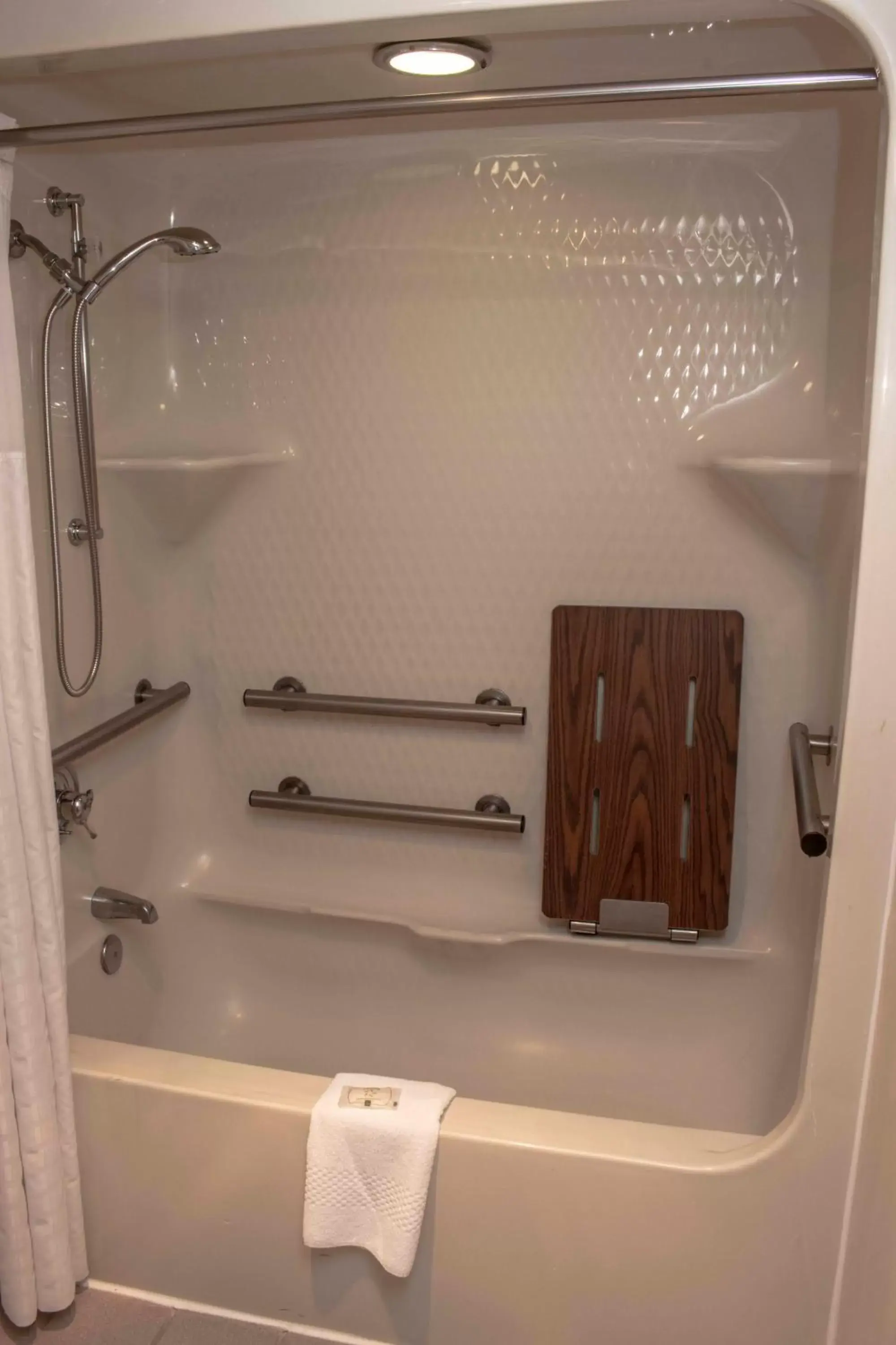 King Room - Accessible/Non-Smoking in Quality Suites Lake Wright - Norfolk Airport King Room - Accessible/Non-Smoking in Quality Suites Lake Wright - Norfolk Airport