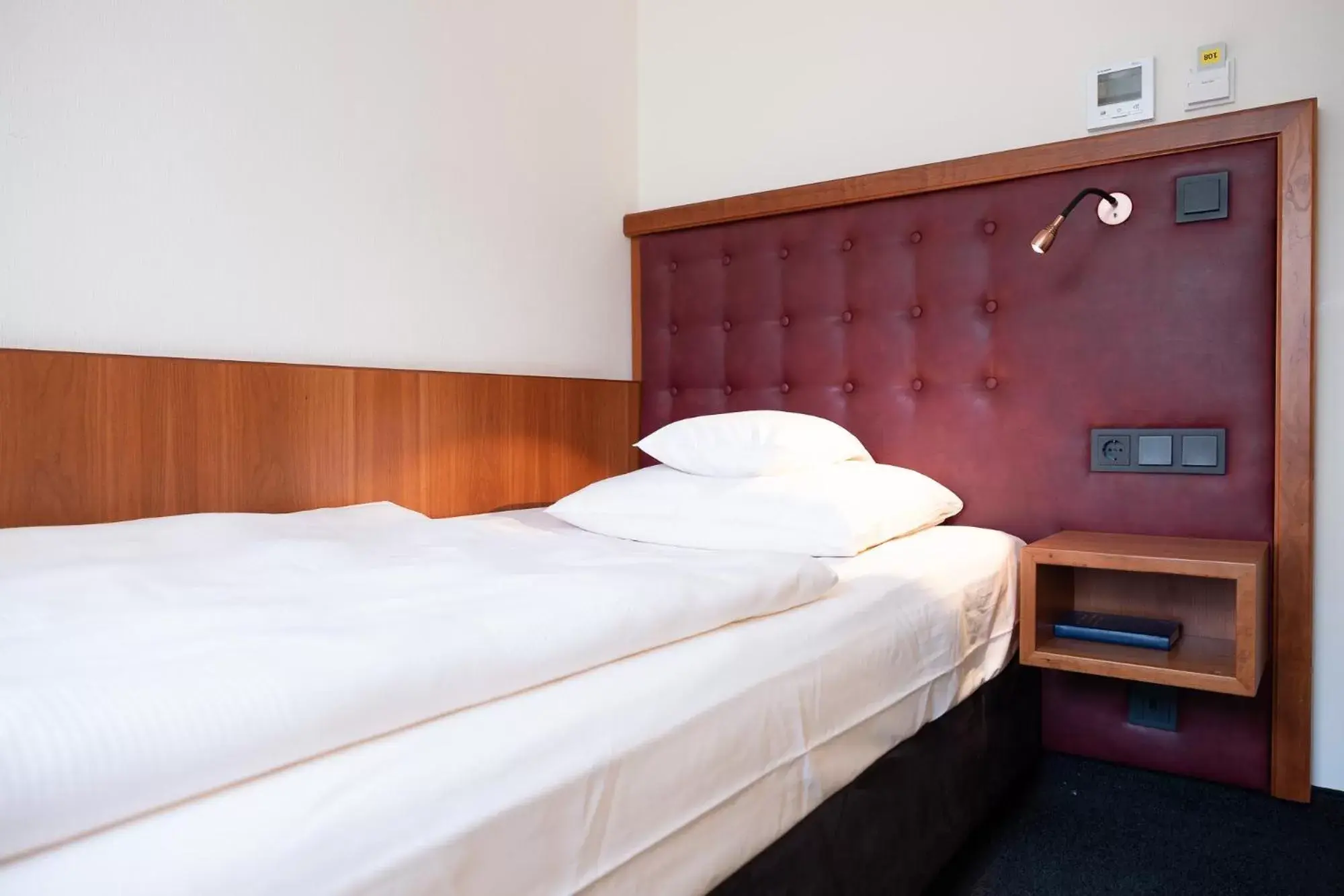 Classic Single Room in Hotel & Restaurant Walfisch Classic Single Room in Hotel & Restaurant Walfisch