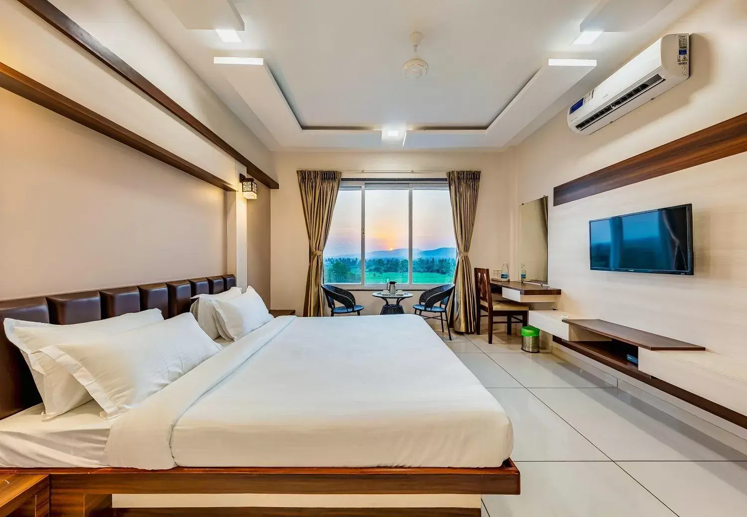 Deluxe Double Room in Hotel Grand Indu, 3 Star Kolhapur Deluxe Double Room in Hotel Grand Indu, 3 Star Kolhapur