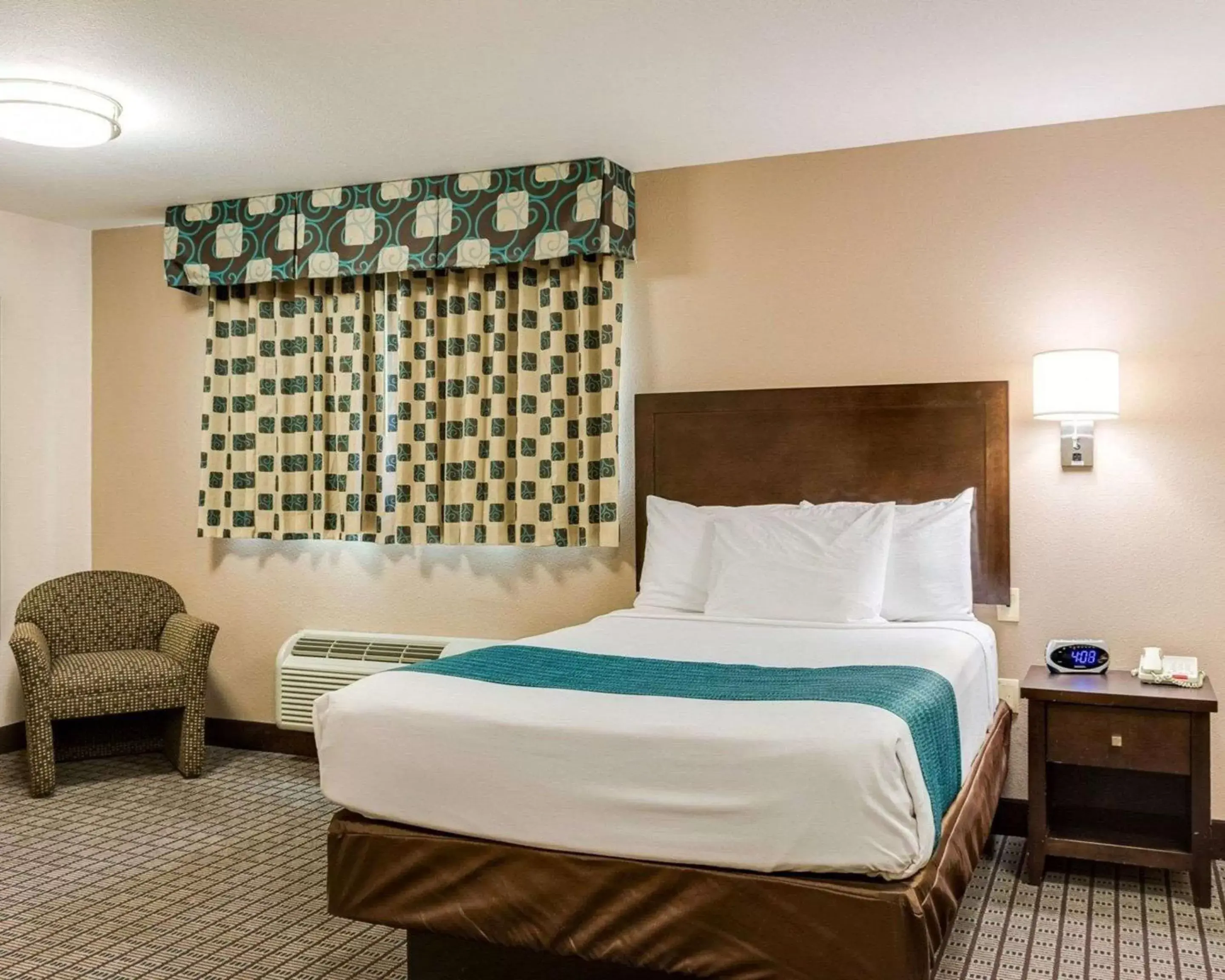 Queen Room - Smoking in Suburban Studios Avondale Queen Room - Smoking in Suburban Studios Avondale