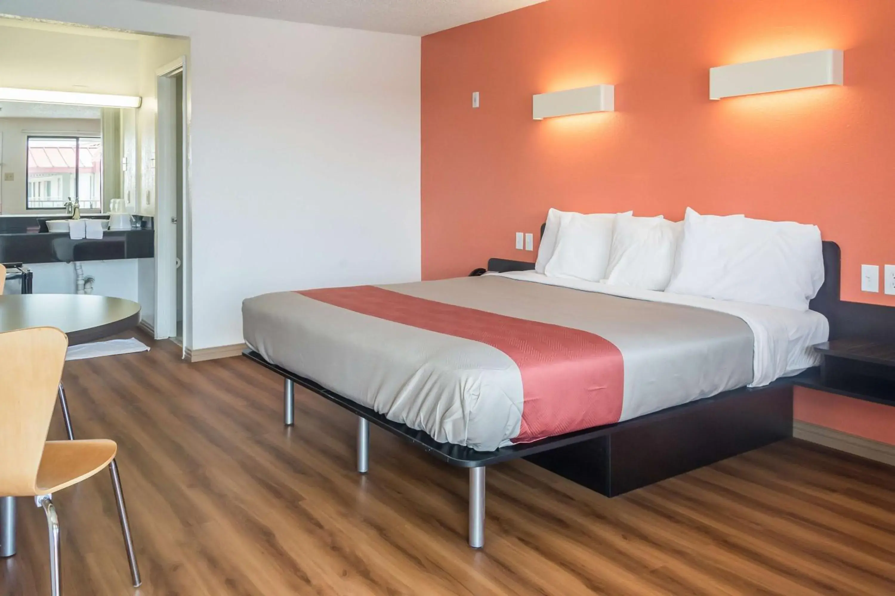 Queen Room - Non-Smoking in Motel 6-Mesquite, TX - Rodeo - Convention Ctr Queen Room - Non-Smoking in Motel 6-Mesquite, TX - Rodeo - Convention Ctr