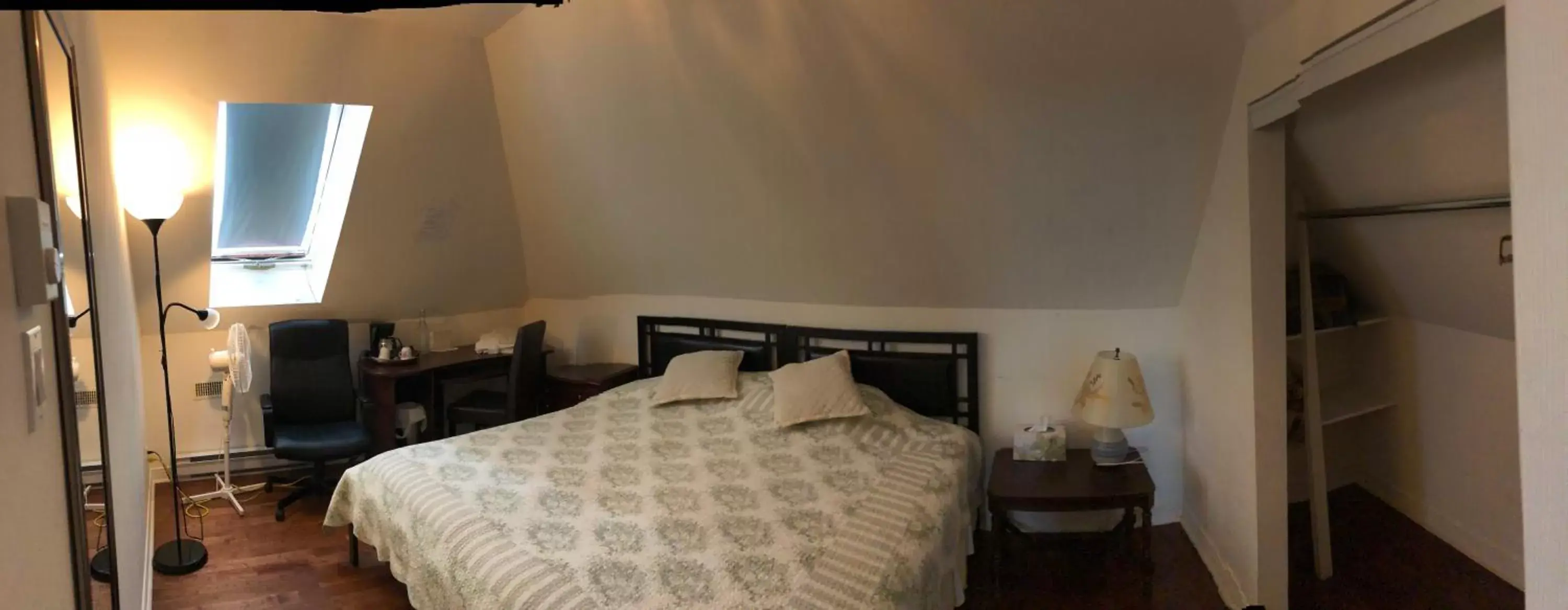 Queen Room in The Ambassador Queen Room in The Ambassador