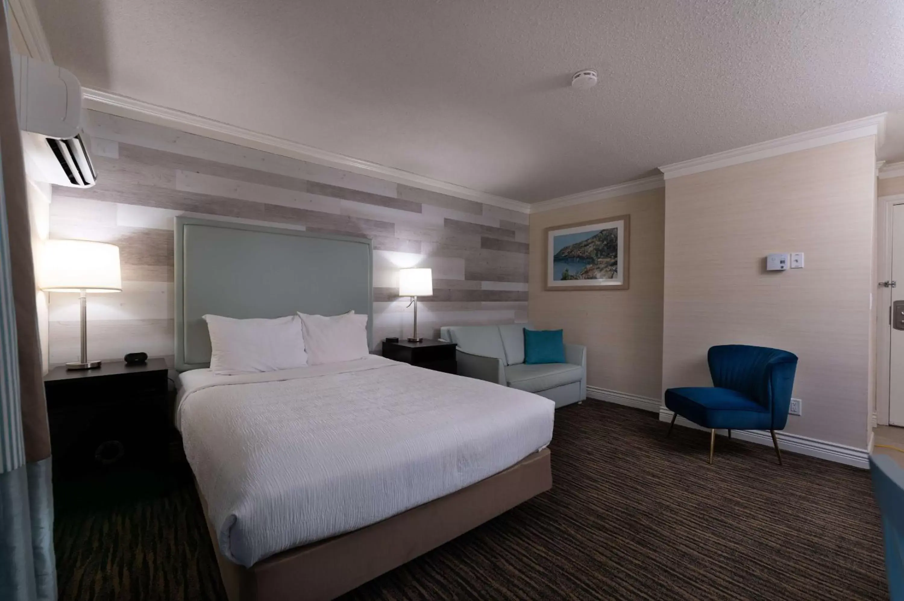 Queen Room with Roll-In Shower - Disability Access in Prestige Beach House, WorldHotels Crafted Queen Room with Roll-In Shower - Disability Access in Prestige Beach House, WorldHotels Crafted