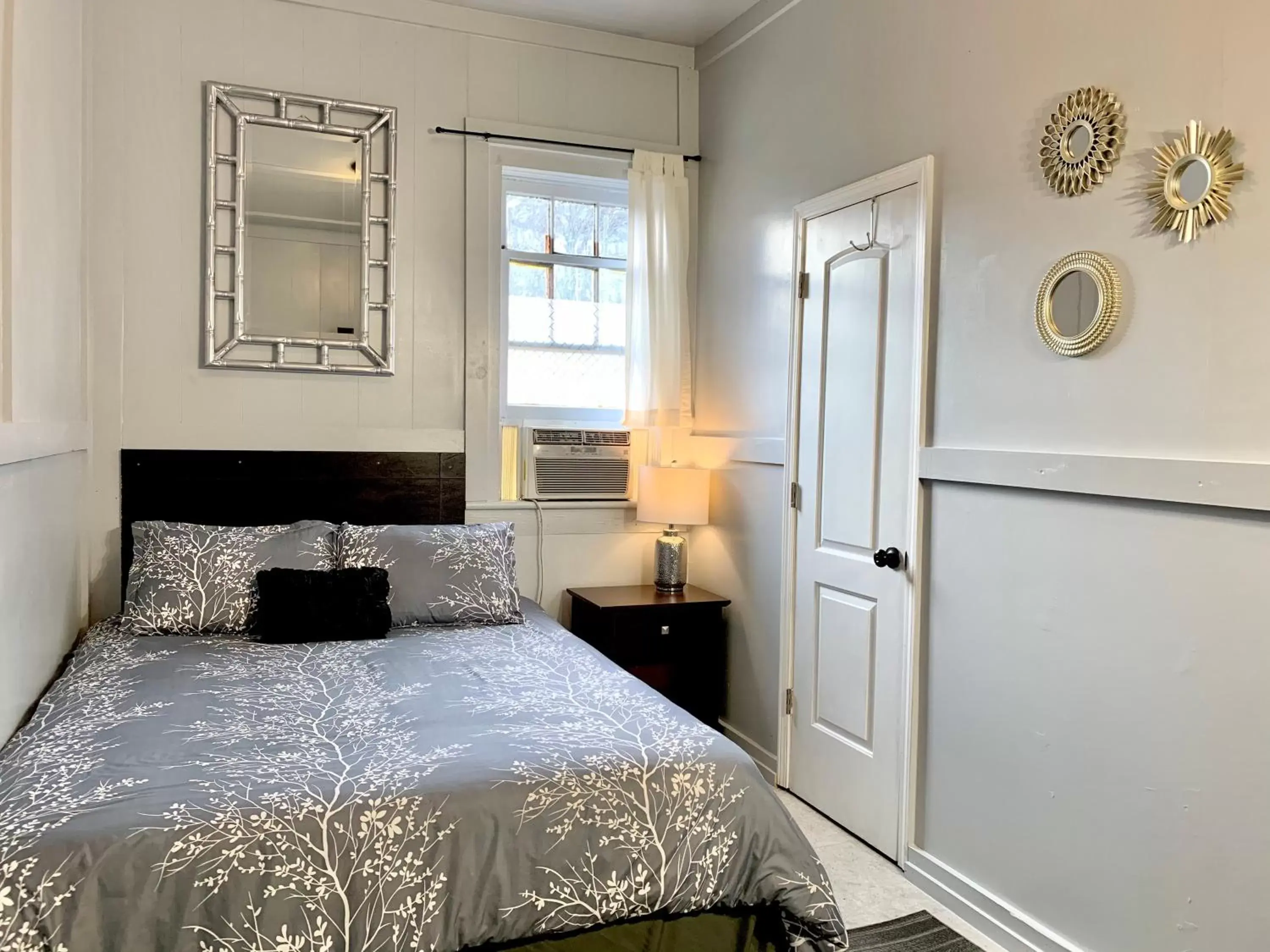 Queen Room in Spring Creek Hotel Queen Room in Spring Creek Hotel