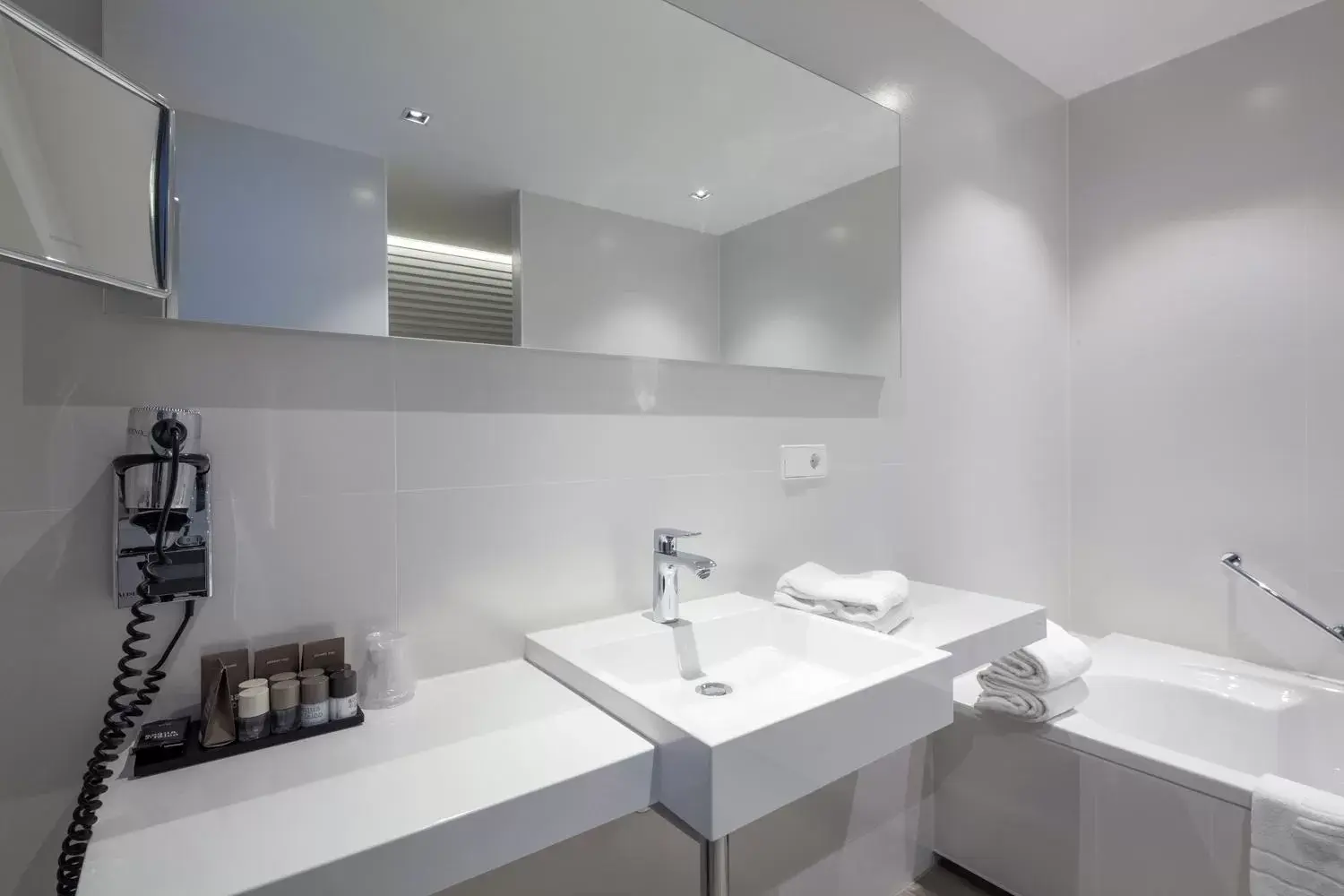 Deluxe Double Room with Balcony in Van der Valk Hotel Vianen - Utrecht Deluxe Double Room with Balcony in Van der Valk Hotel Vianen - Utrecht