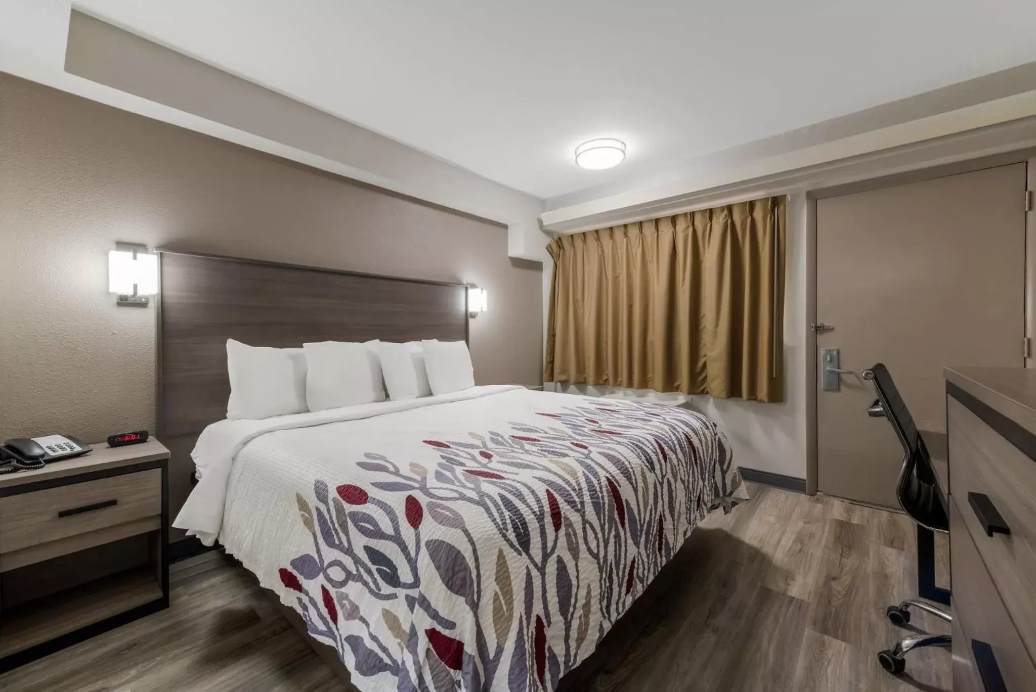 Standard King Room Non-Smoking in Red Roof Inn Hickory Standard King Room Non-Smoking in Red Roof Inn Hickory