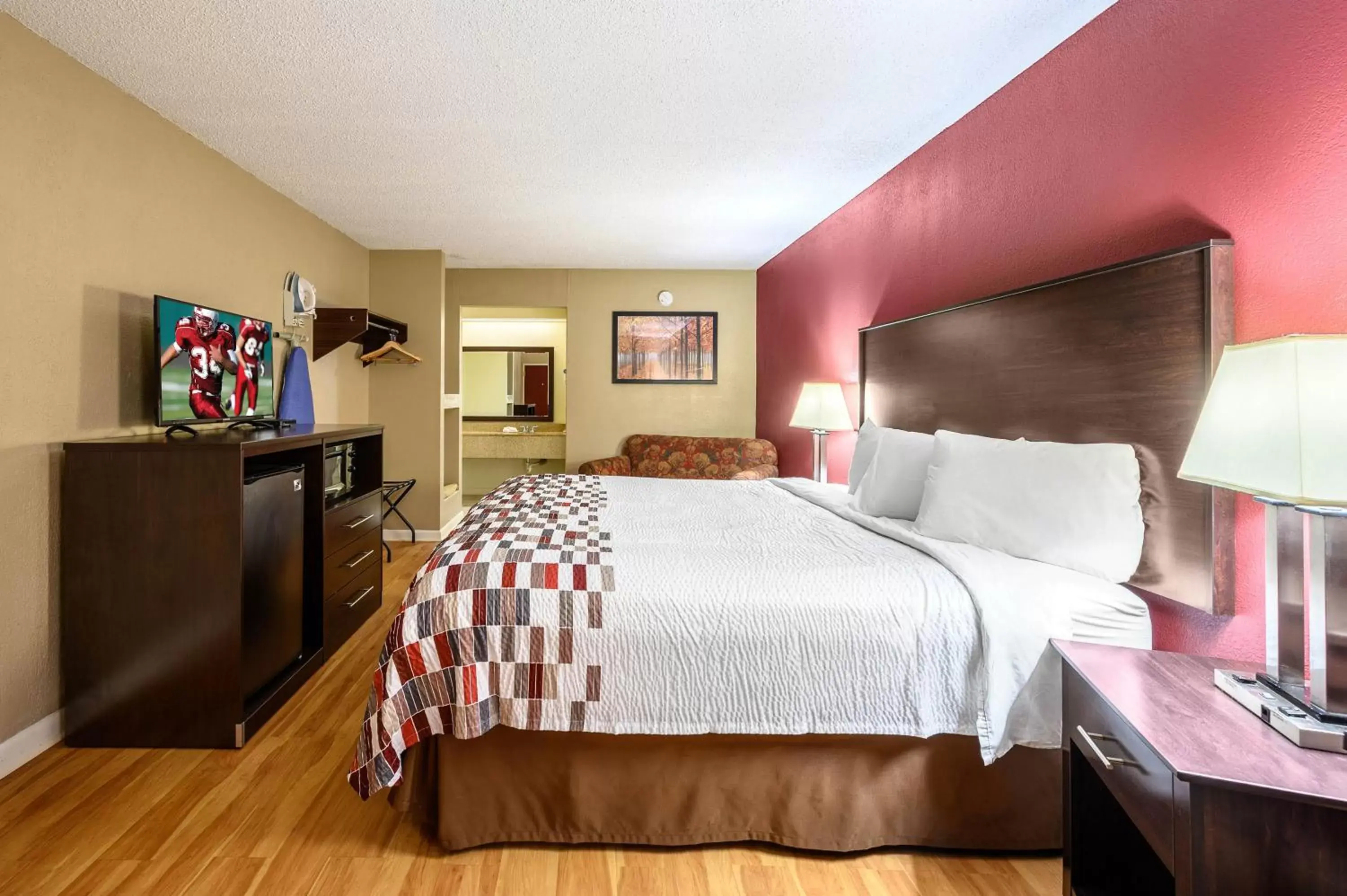 Superior King Room Non-Smoking in Red Roof Inn Sylacauga Superior King Room Non-Smoking in Red Roof Inn Sylacauga