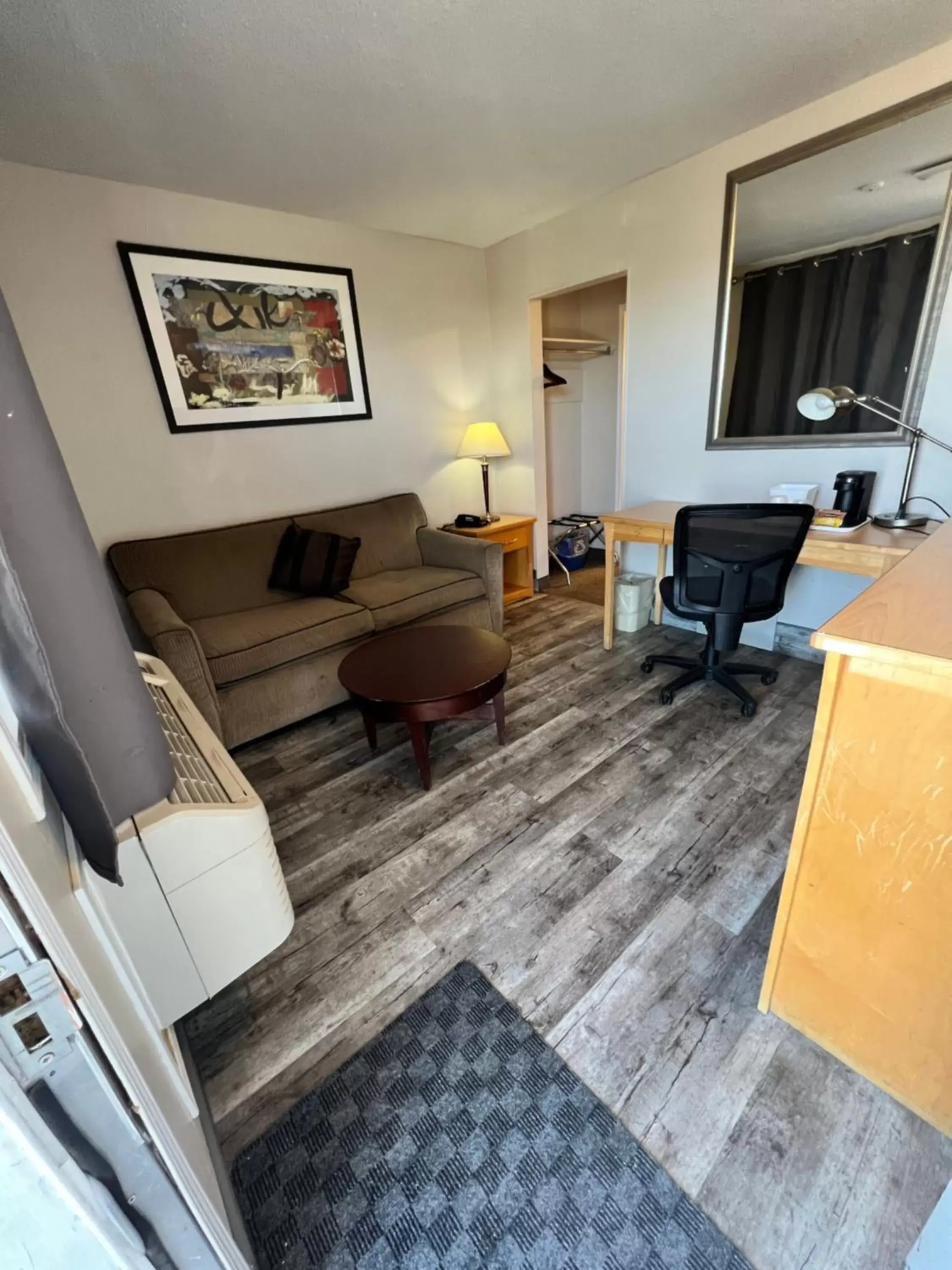 Deluxe Double Studio with Two Double Beds - Non-Smoking in Thriftlodge Saskatoon Deluxe Double Studio with Two Double Beds - Non-Smoking in Thriftlodge Saskatoon