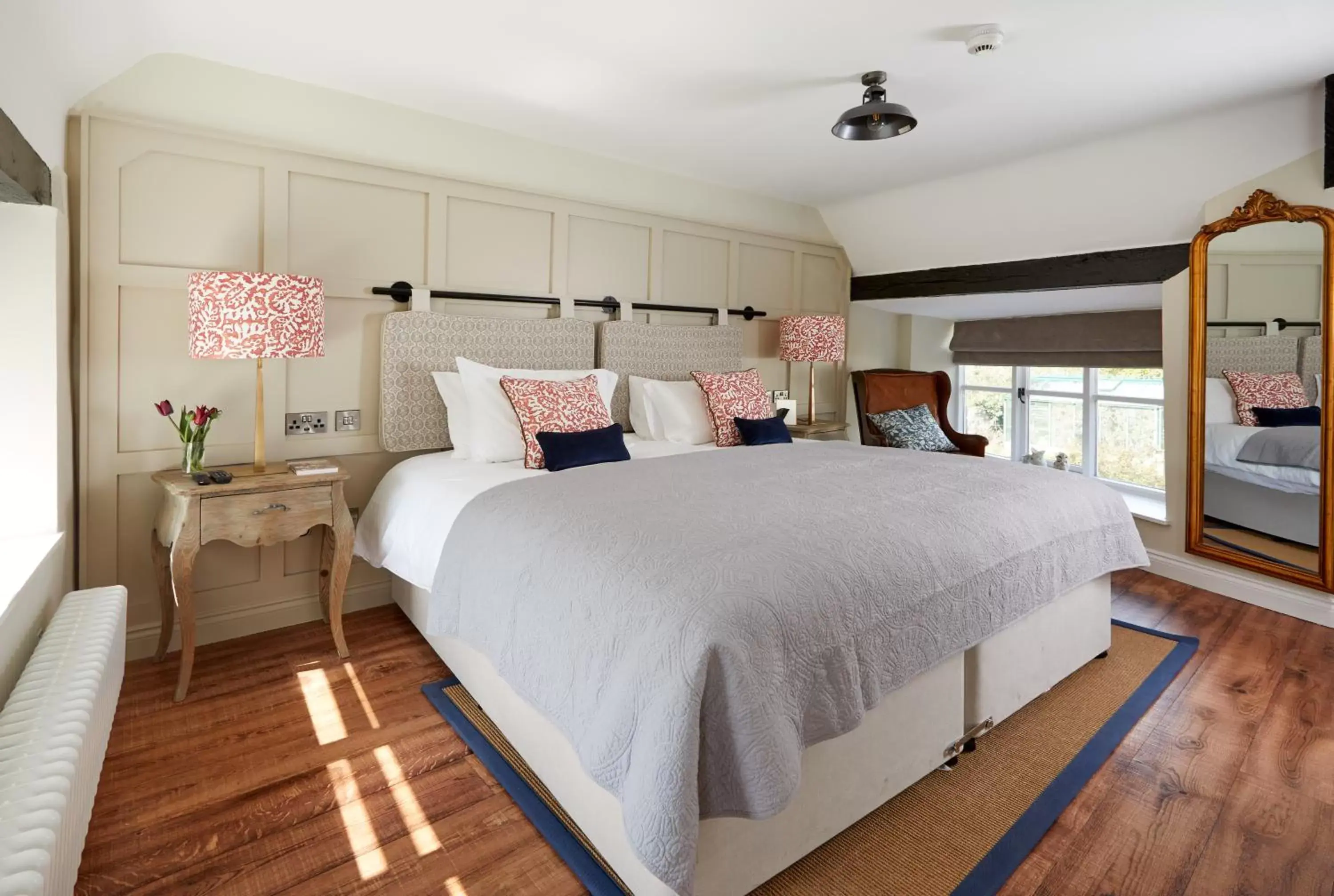 Twin Room with Bath in The Crown Inn, Church Enstone Twin Room with Bath in The Crown Inn, Church Enstone