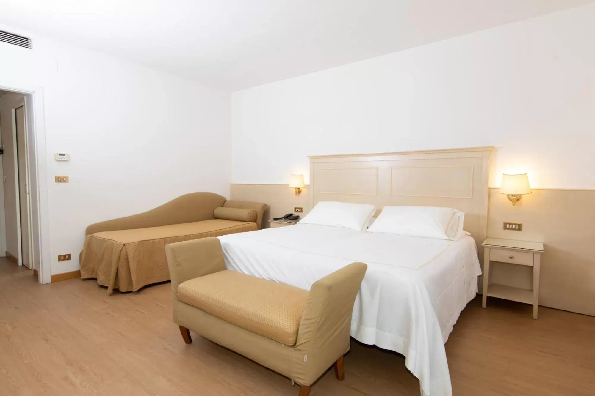 Classic Triple Room in Hotel Universal Terme Classic Triple Room in Hotel Universal Terme