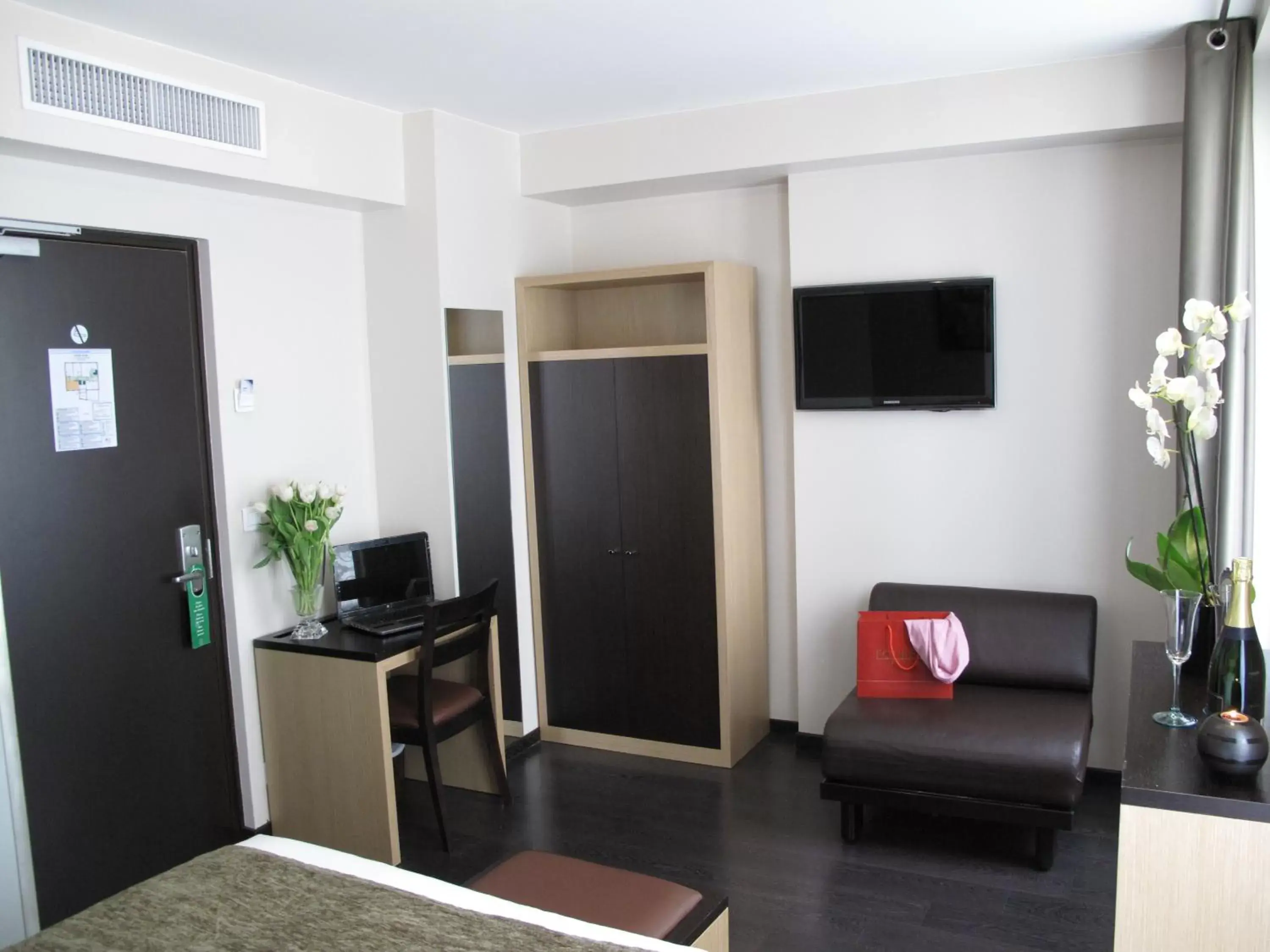 Family Room (4-5 Adults) in Source Hôtel Family Room (4-5 Adults) in Source Hôtel