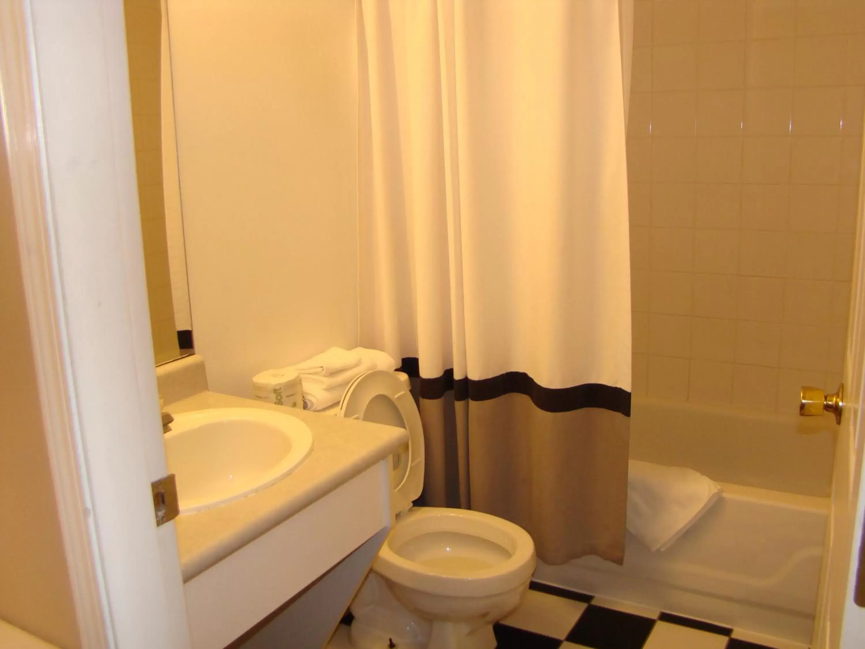 Queen Room (Pet Friendly) Non-Smoking in Harbour Light Motel Queen Room (Pet Friendly) Non-Smoking in Harbour Light Motel