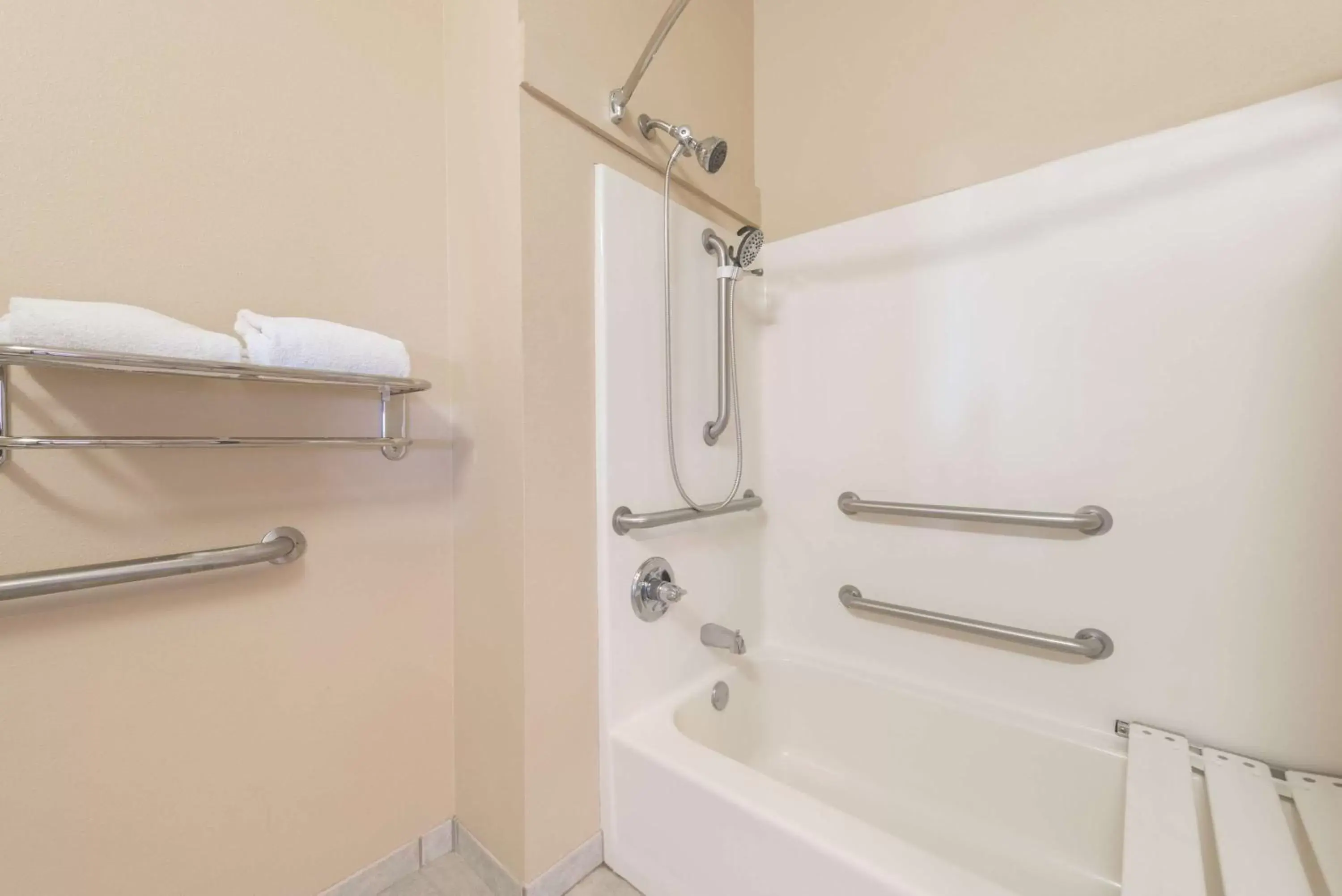 Deluxe King Room with Bath Tub - Mobility/Hearing Accessible - Non-Smoking in Super 8 by Wyndham Fort Worth Stockyards Deluxe King Room with Bath Tub - Mobility/Hearing Accessible - Non-Smoking in Super 8 by Wyndham Fort Worth Stockyards