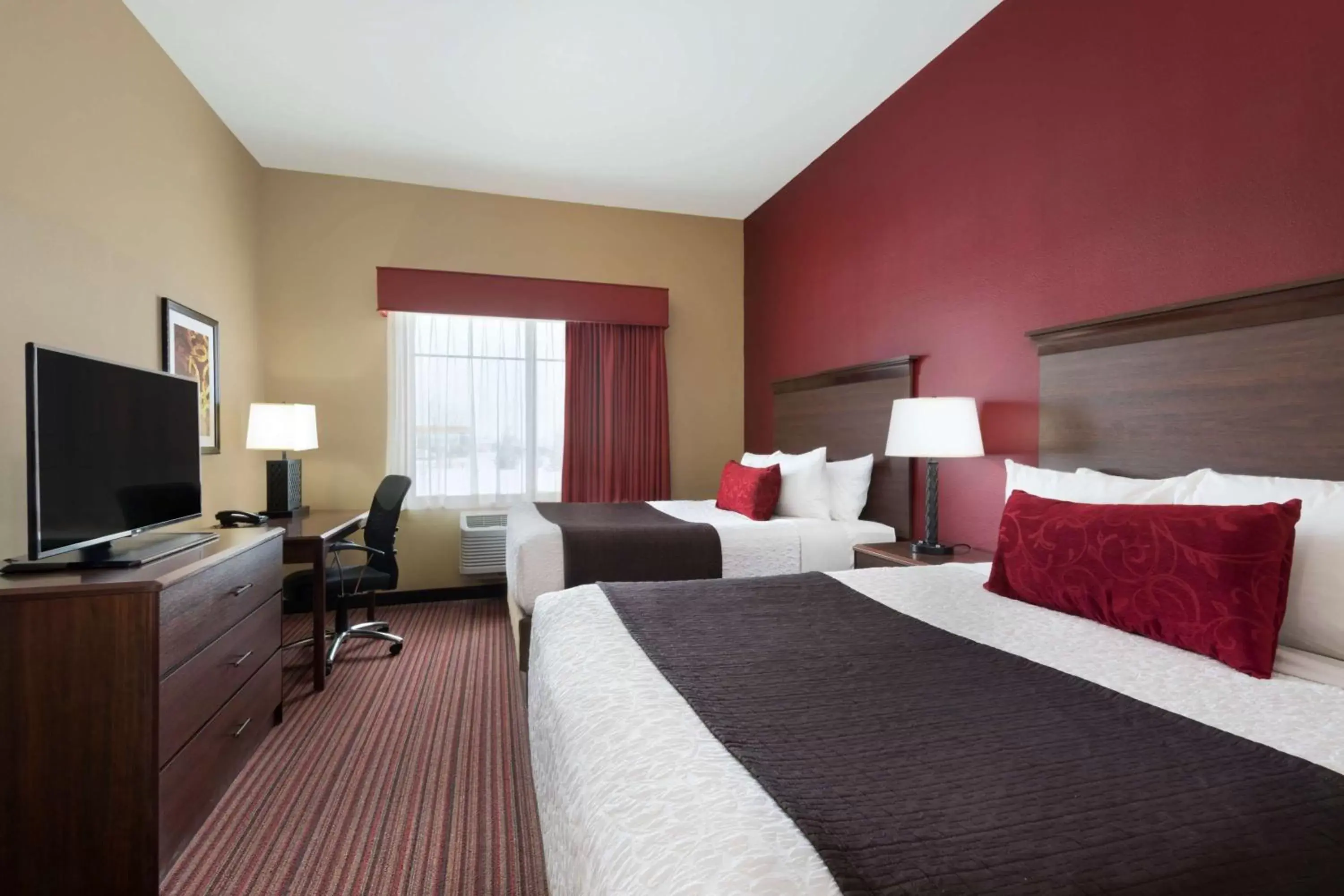 Queen Suite with Two Queen Beds and Bath Tub - Disability Access in Best Western Plus Hudson Hotel & Suites Queen Suite with Two Queen Beds and Bath Tub - Disability Access in Best Western Plus Hudson Hotel & Suites