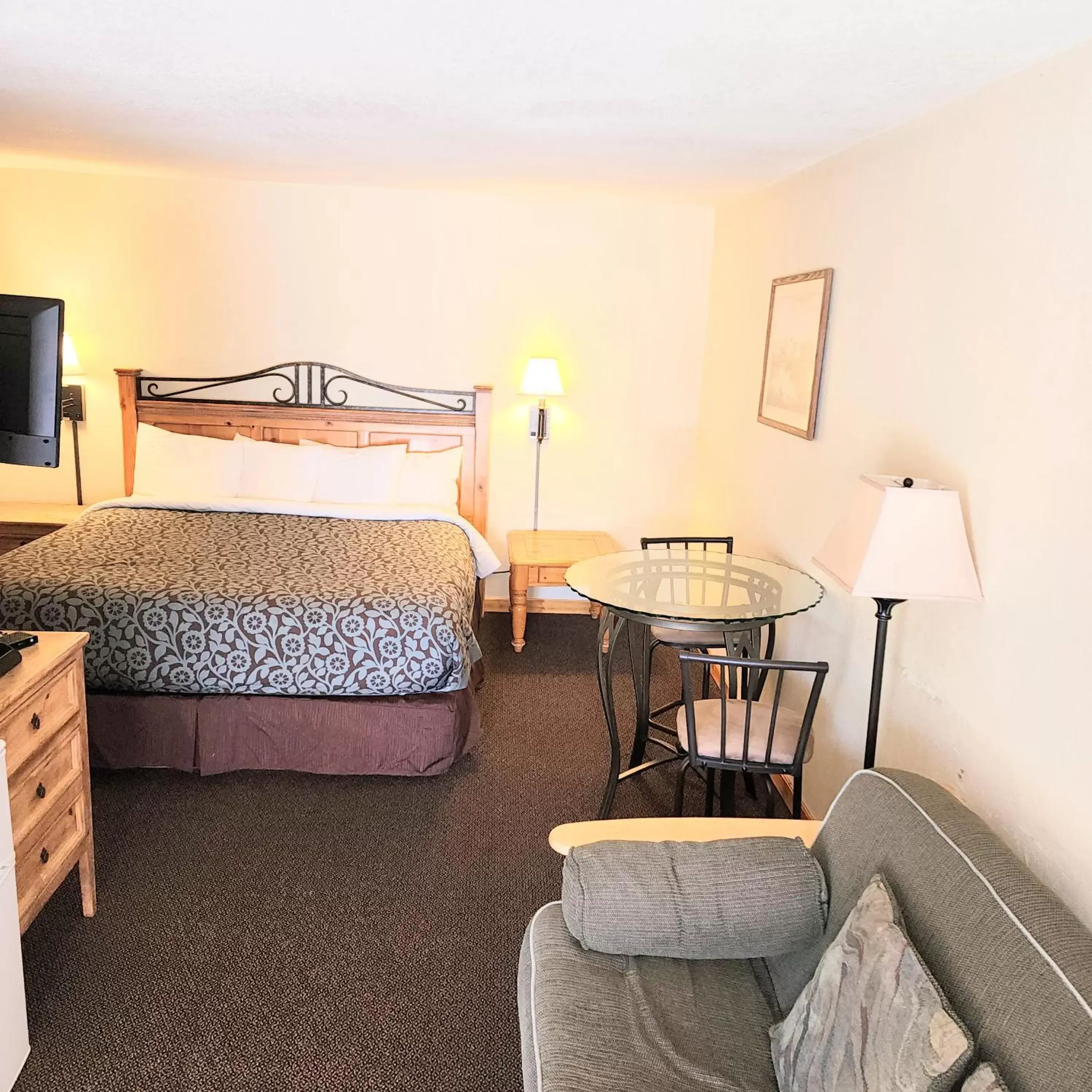 Deluxe King Room - single occupancy in Canyon Motel near Rocky Mountain National Park Deluxe King Room - single occupancy in Canyon Motel near Rocky Mountain National Park