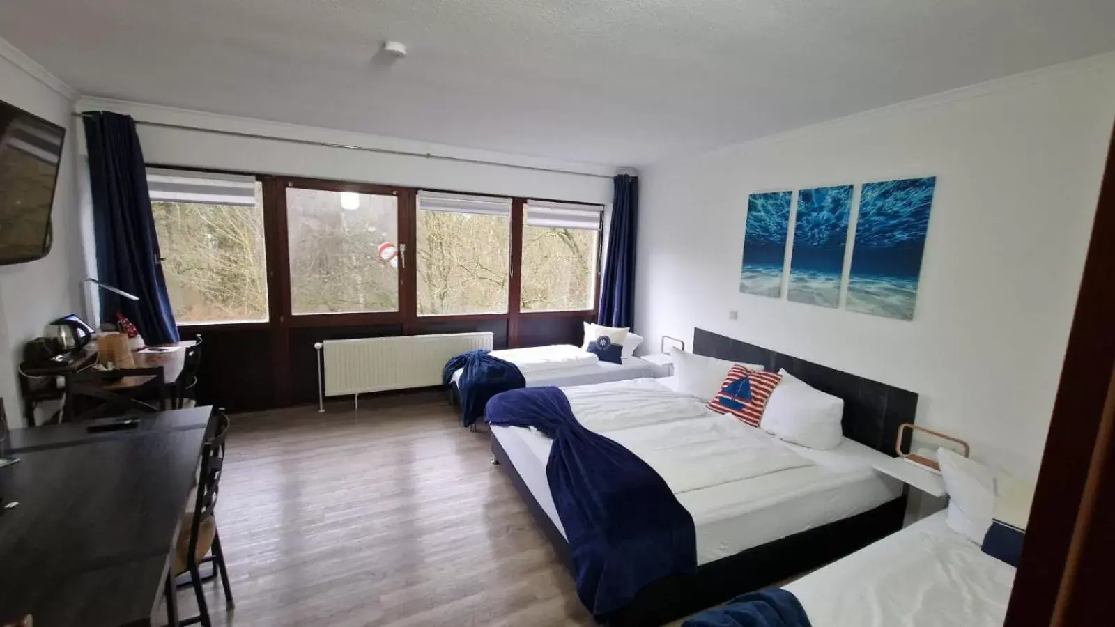 Quadruple Room with Garden View in Hotel Seeblick am Sankelmarker See - Natur und Erholung Quadruple Room with Garden View in Hotel Seeblick am Sankelmarker See - Natur und Erholung