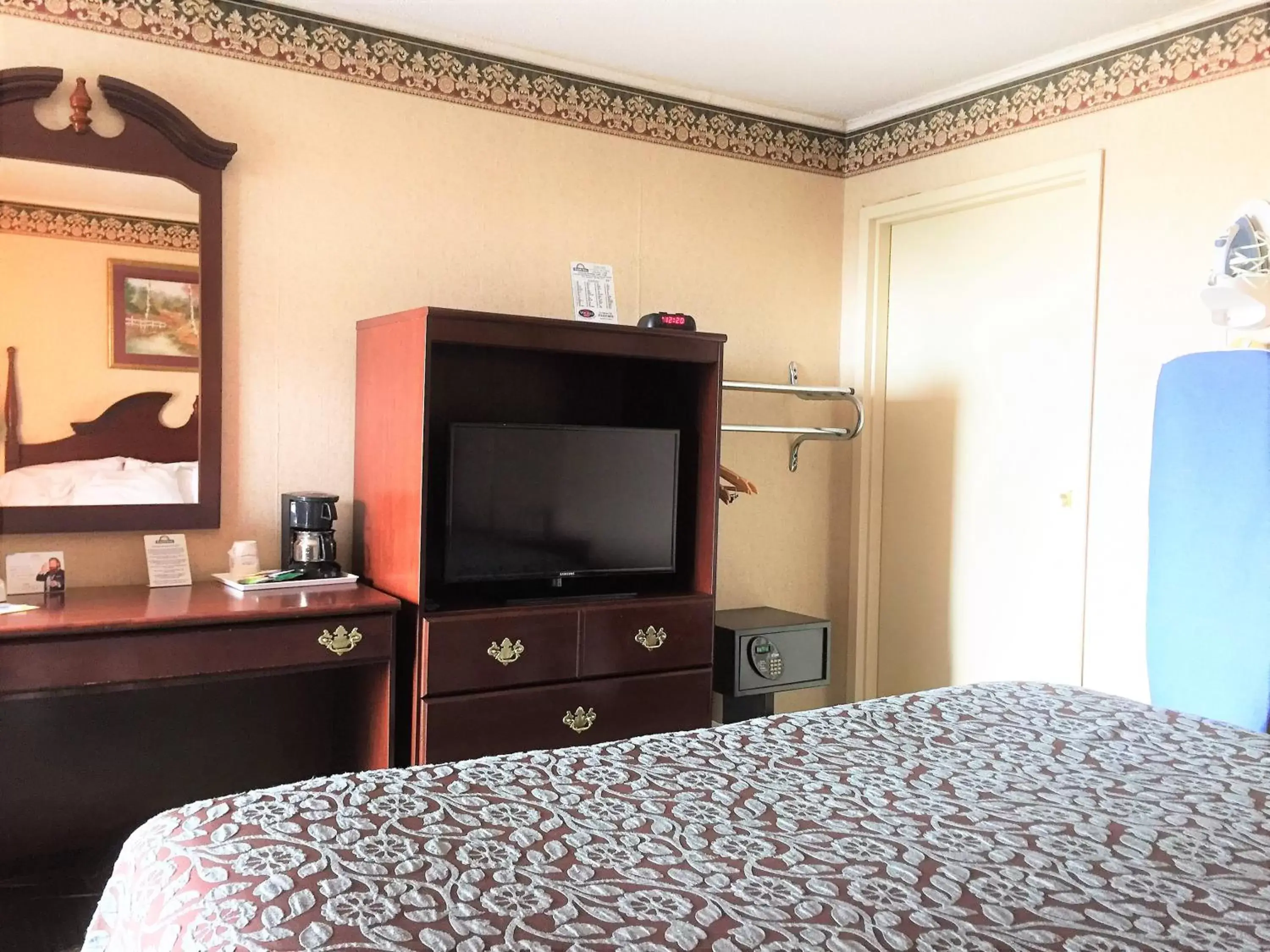 King Room with Balcony- Non-Smoking in Days Inn by Wyndham Tannersville King Room with Balcony- Non-Smoking in Days Inn by Wyndham Tannersville