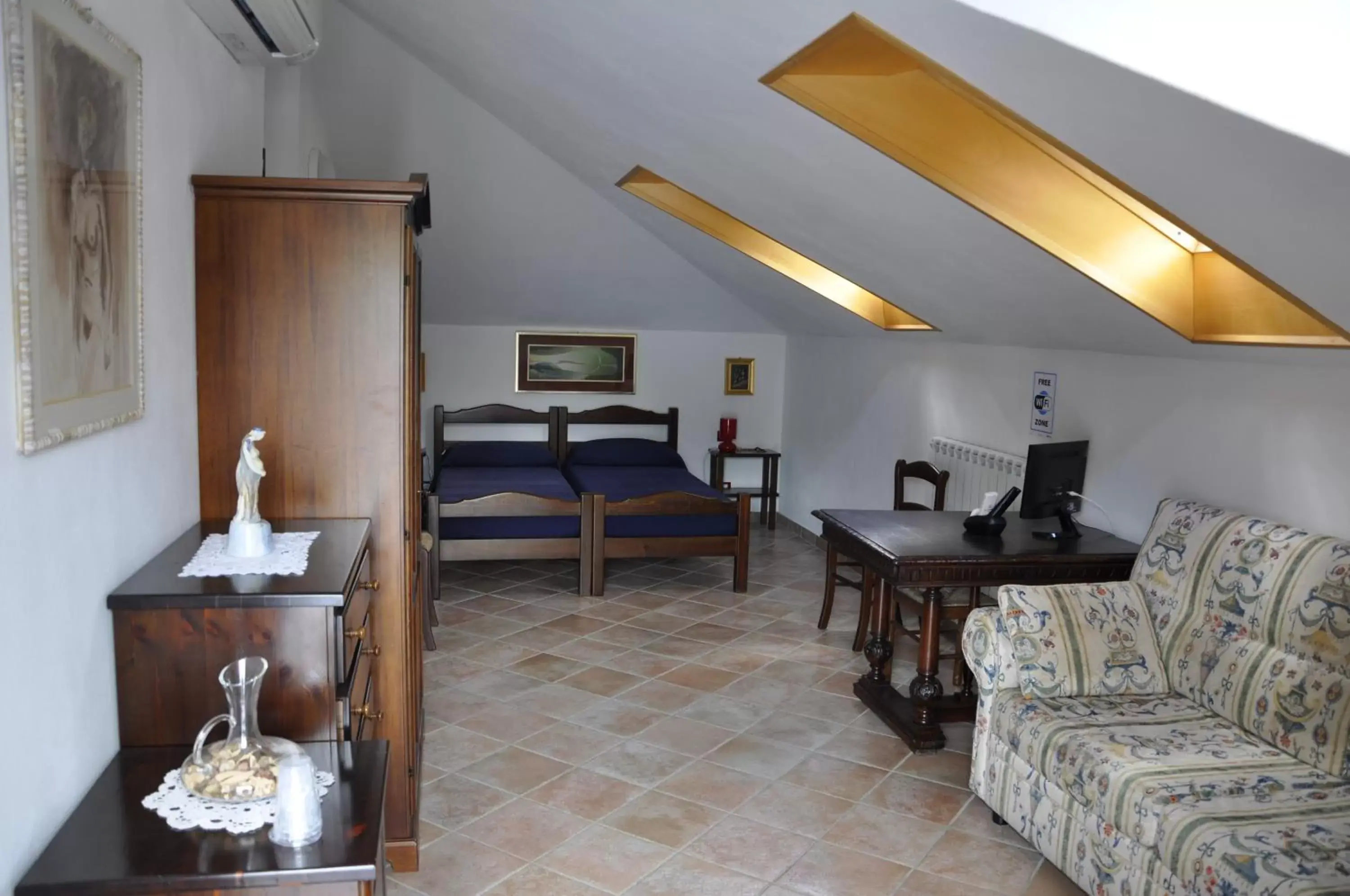 Large Twin Room in Bed & Breakfast 4U PARCHEGGIO INTERNO Large Twin Room in Bed & Breakfast 4U PARCHEGGIO INTERNO