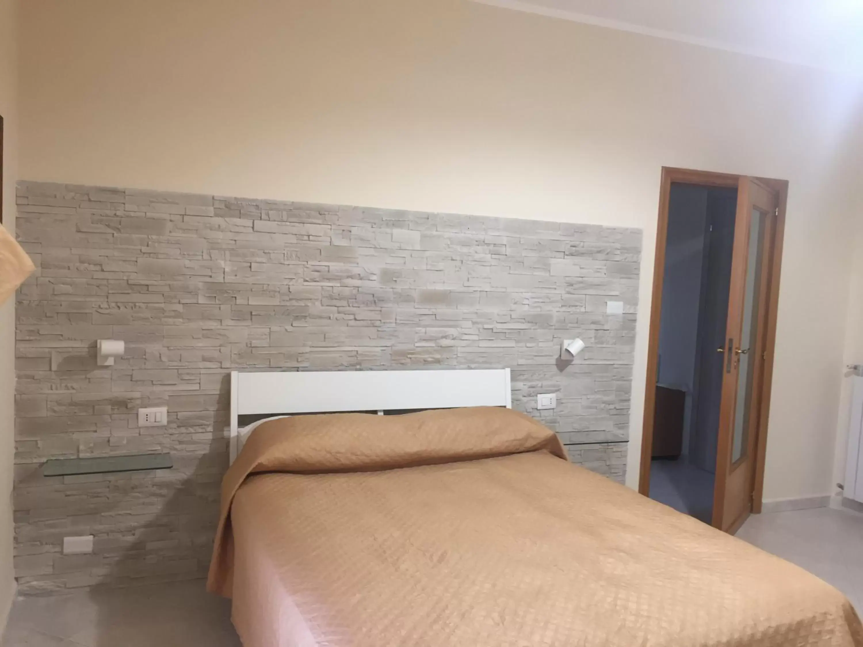 Family Room with Private Bathroom - single occupancy in Maria's home Family Room with Private Bathroom - single occupancy in Maria's home