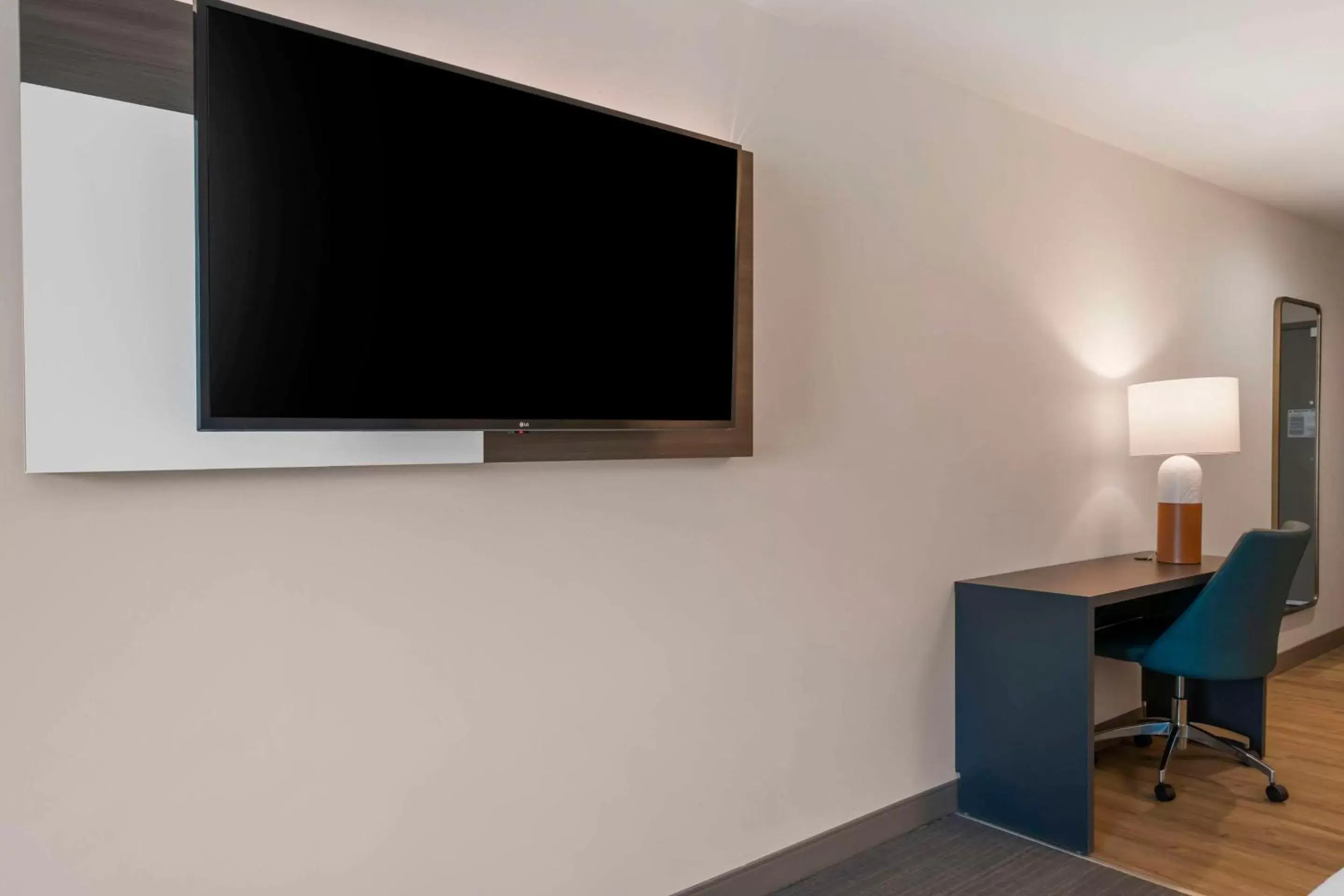 King Suite with Tub - Disability Access/Non Smoking in Comfort Suites St Augustine Historic District Area King Suite with Tub - Disability Access/Non Smoking in Comfort Suites St Augustine Historic District Area