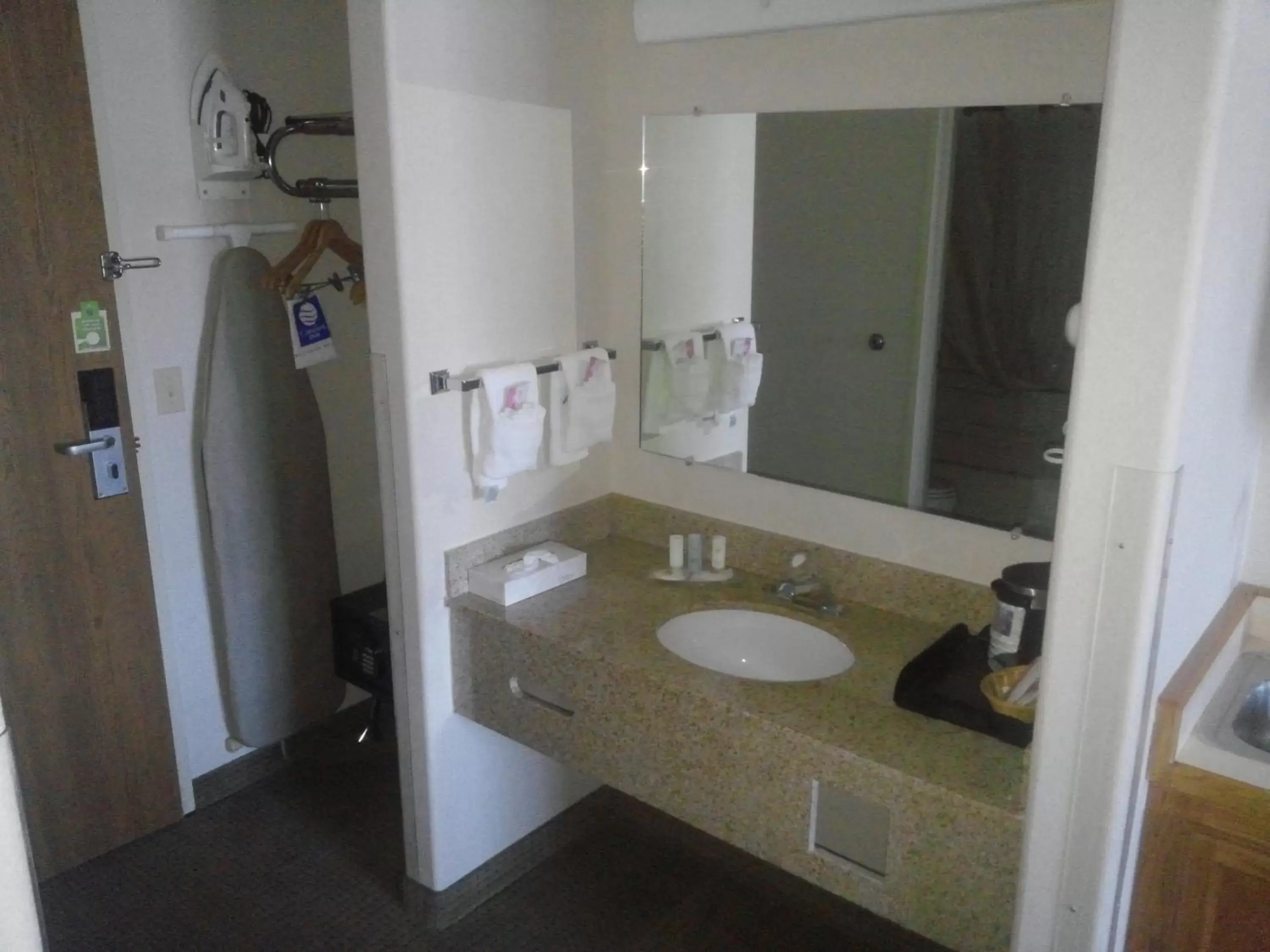 King Room - Non-Smoking in Quality Inn Delta Gateway to Rocky Mountains King Room - Non-Smoking in Quality Inn Delta Gateway to Rocky Mountains