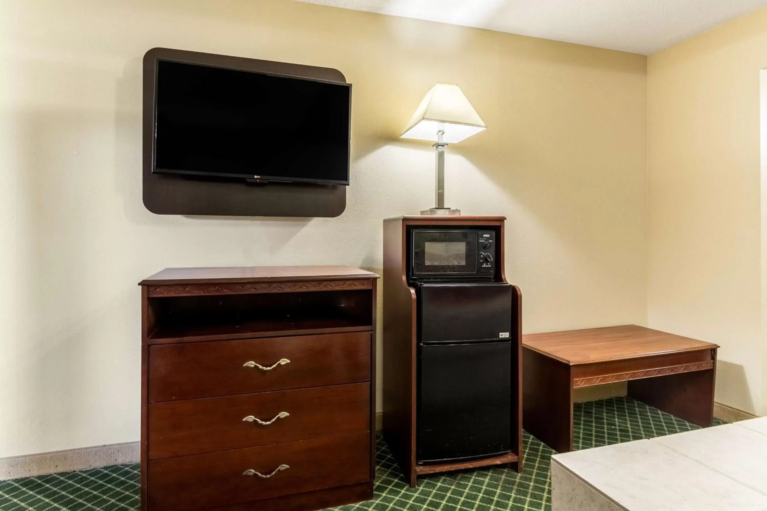 Premium Quadruple Room - single occupancy - Smoking in Motel 6-Kenly, NC Premium Quadruple Room - single occupancy - Smoking in Motel 6-Kenly, NC
