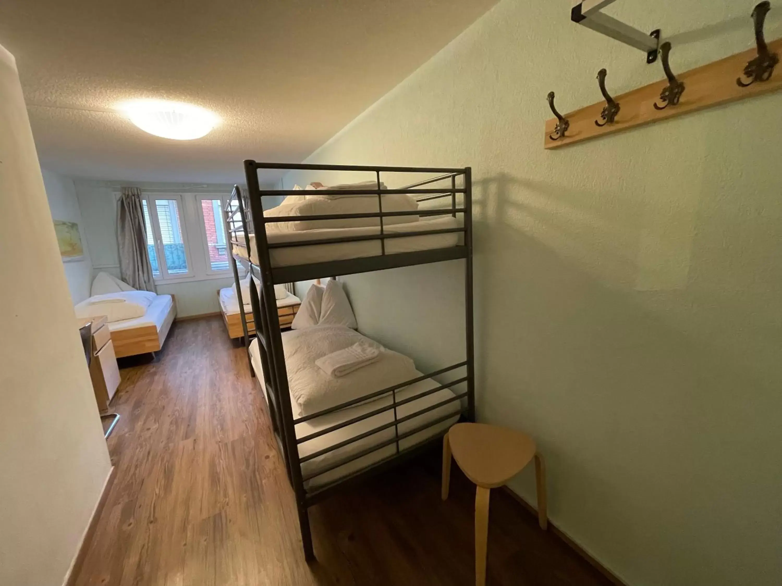 Quadruple Room with Shower in Interlaken Linda Inn Lodge Quadruple Room with Shower in Interlaken Linda Inn Lodge