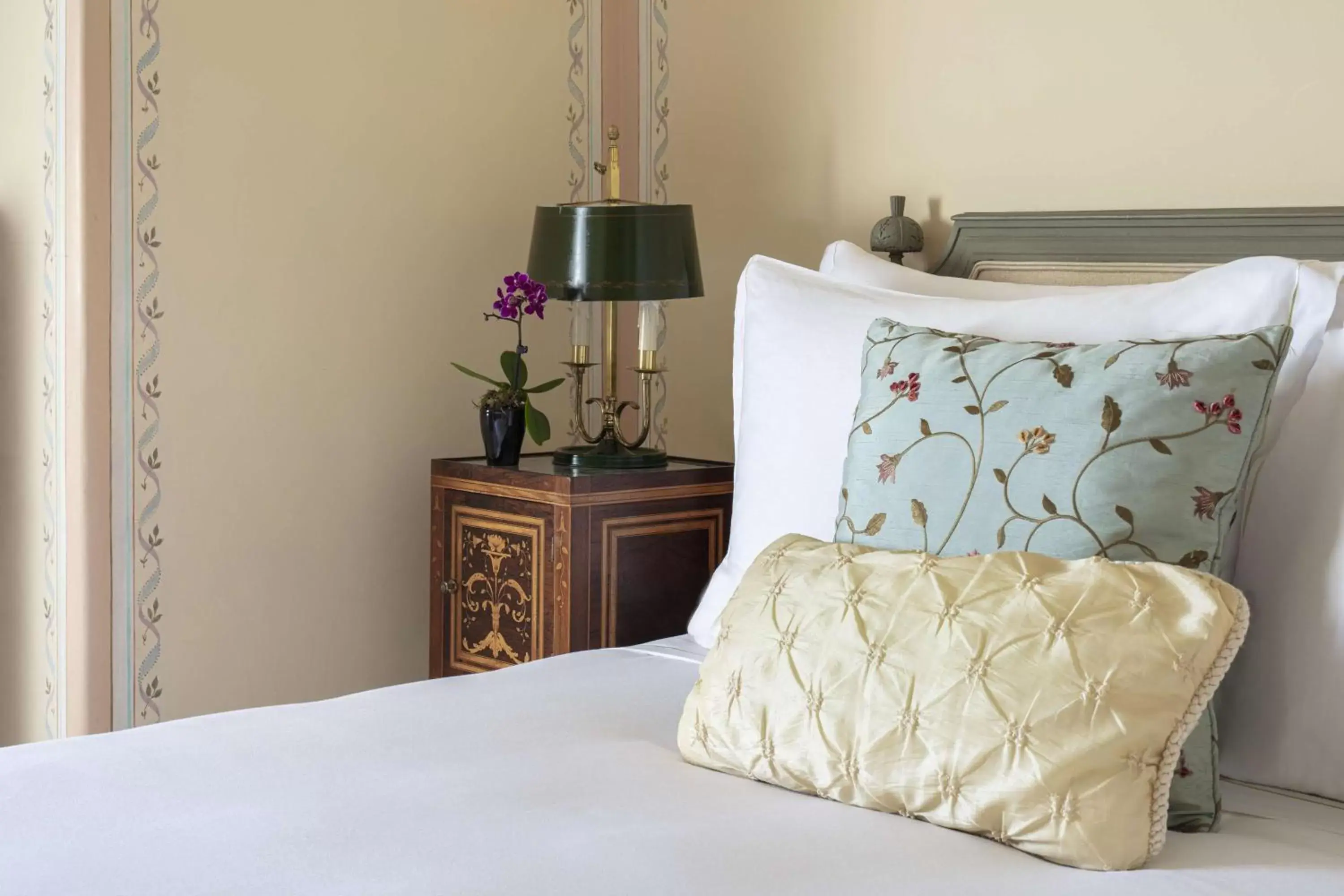 Deluxe Twin Room with Valley View in Valverde Sintra Palácio de Seteais - The Leading Hotels of the World Deluxe Twin Room with Valley View in Valverde Sintra Palácio de Seteais - The Leading Hotels of the World