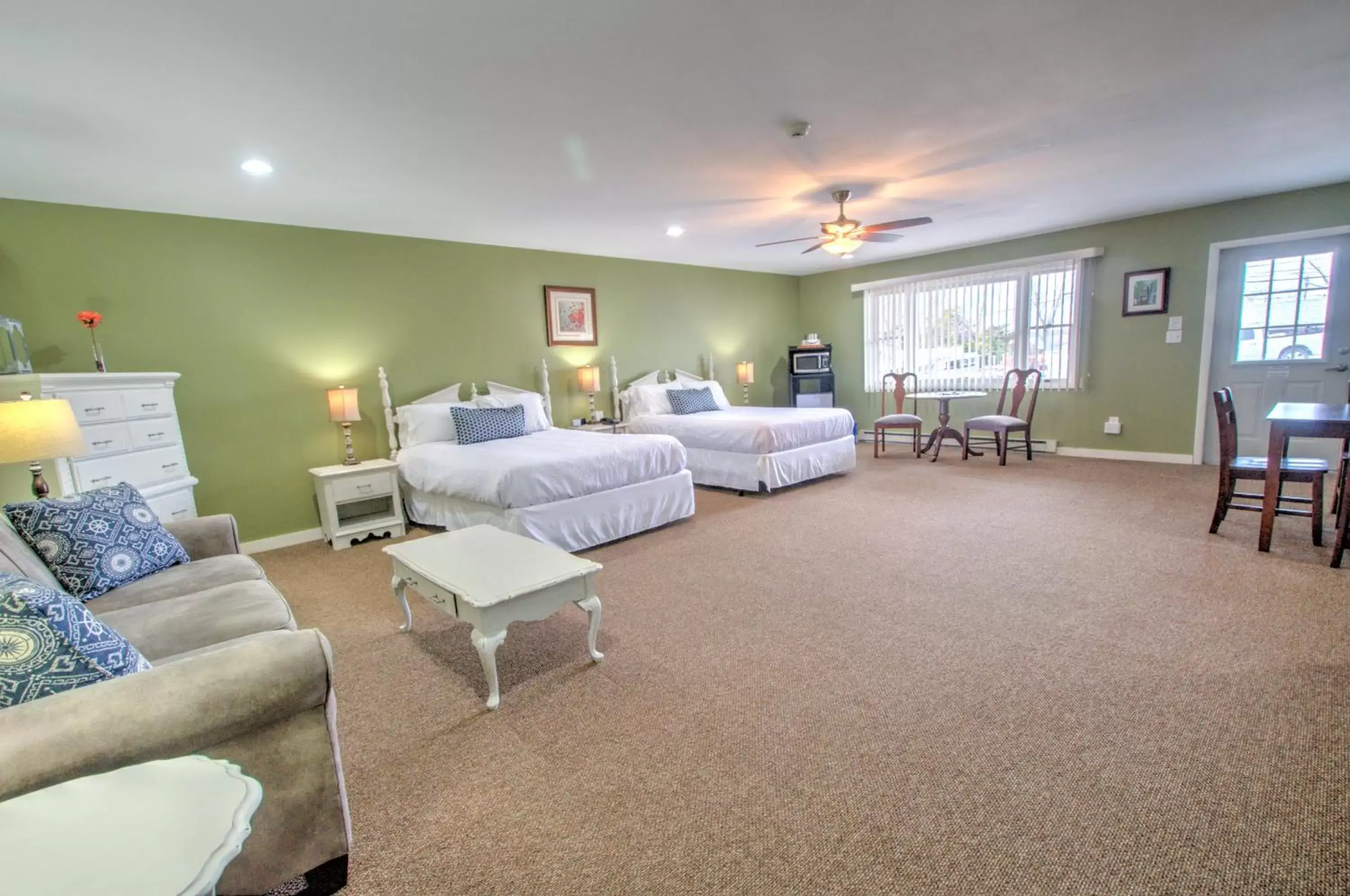 Deluxe Double Room in East Shore Lodging Deluxe Double Room in East Shore Lodging