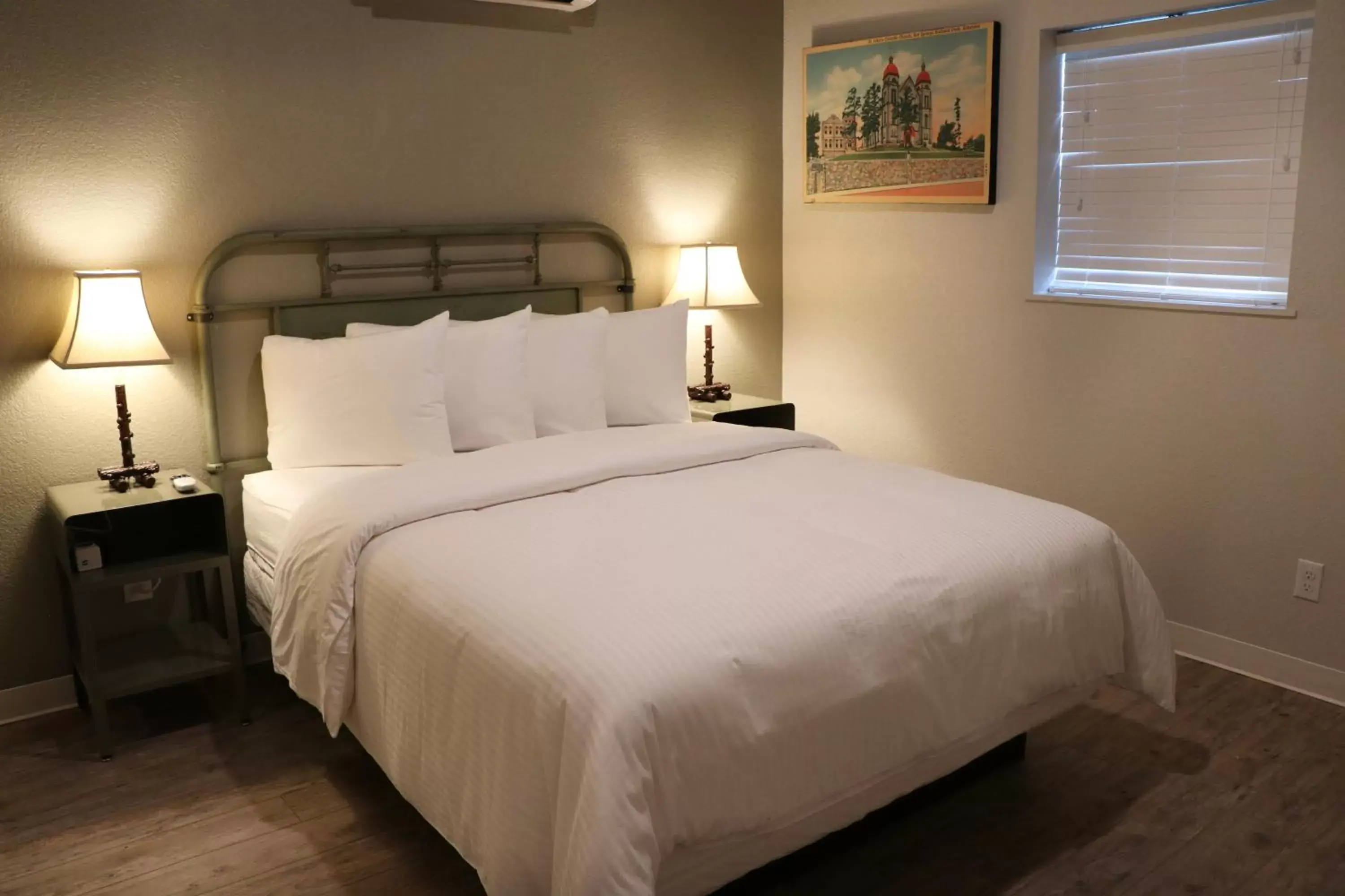 Queen Room - Disability Access in Best Court Queen Room - Disability Access in Best Court