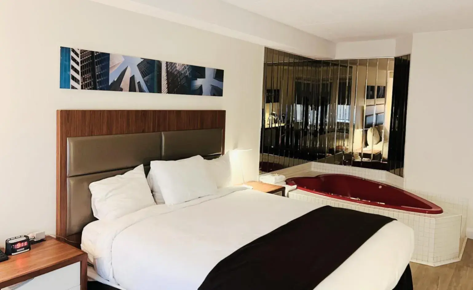 Deluxe King Room - Non-Smoking in Travelodge by Wyndham Niagara Falls Lundys Lane Deluxe King Room - Non-Smoking in Travelodge by Wyndham Niagara Falls Lundys Lane